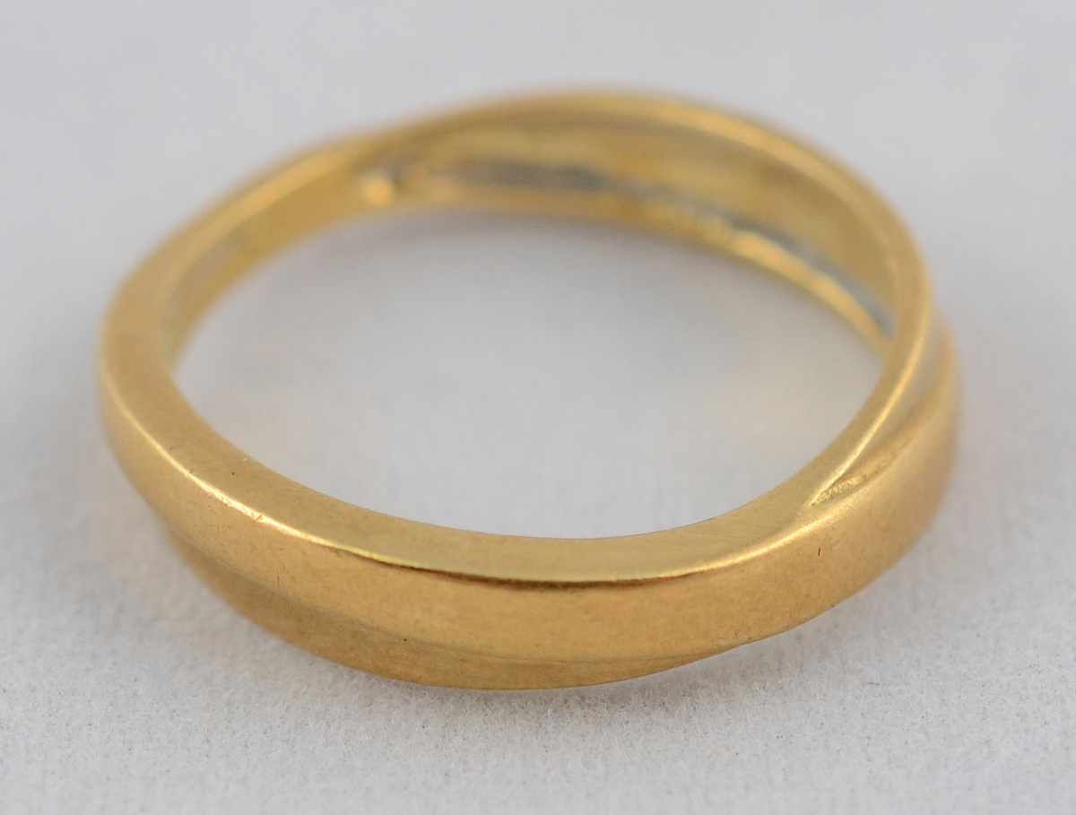 Anel de ouro amarelo 18 k com dois aros sobrepostos. Peso total 2,9 g...