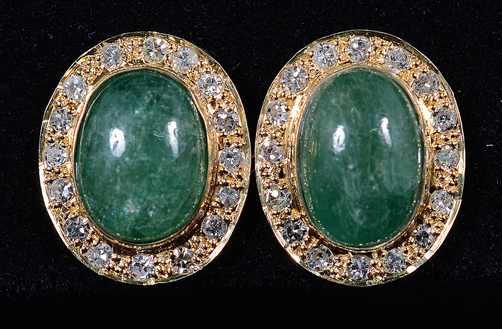 Par de brincos em ouro 18 k com duas esmeraldas com cabochon de...