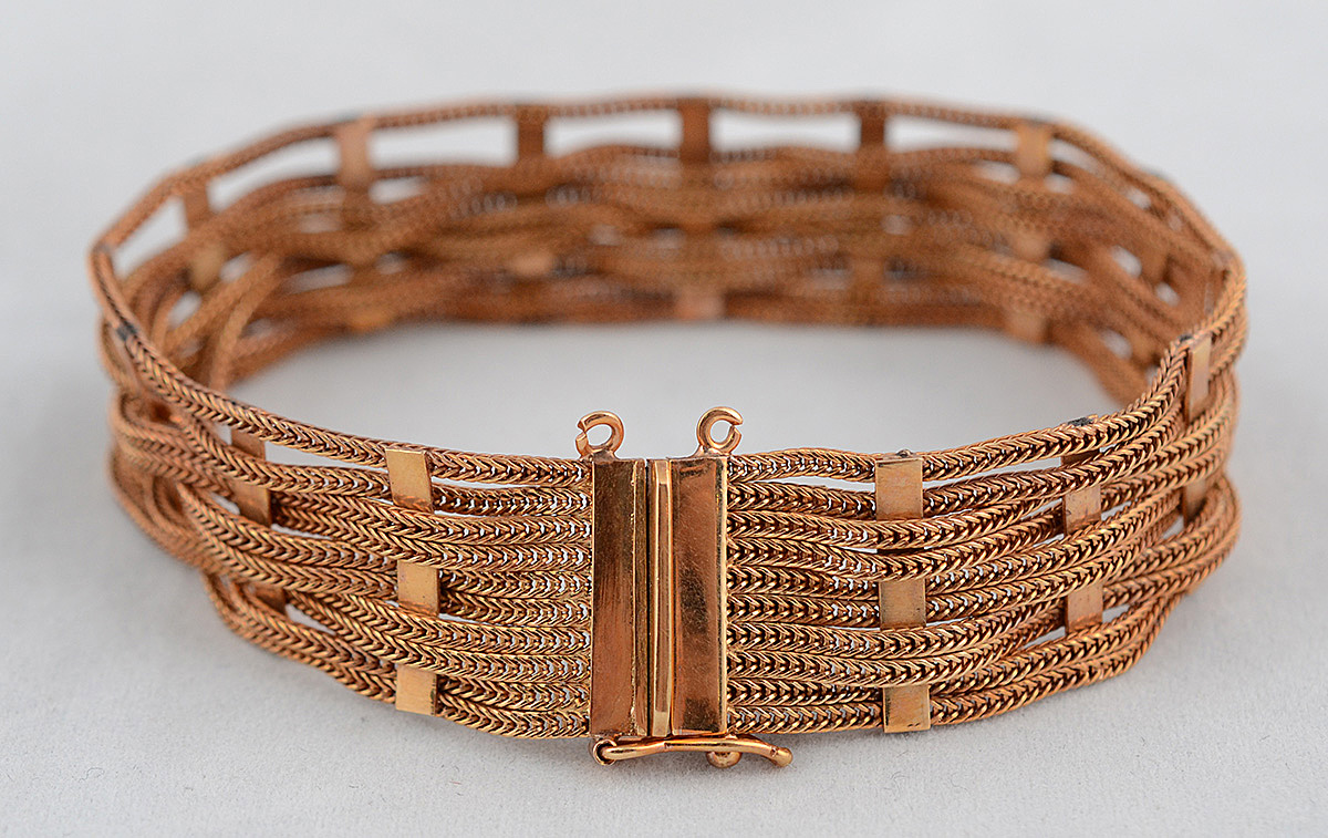 Pulseira com 10 fios em ouro 18 k. Peso total 31,6 g.