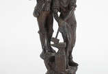 Escultura de petit bronze representando operári... - Escultura de petit bronze representando operários. Altura 44 cm (base rachada).