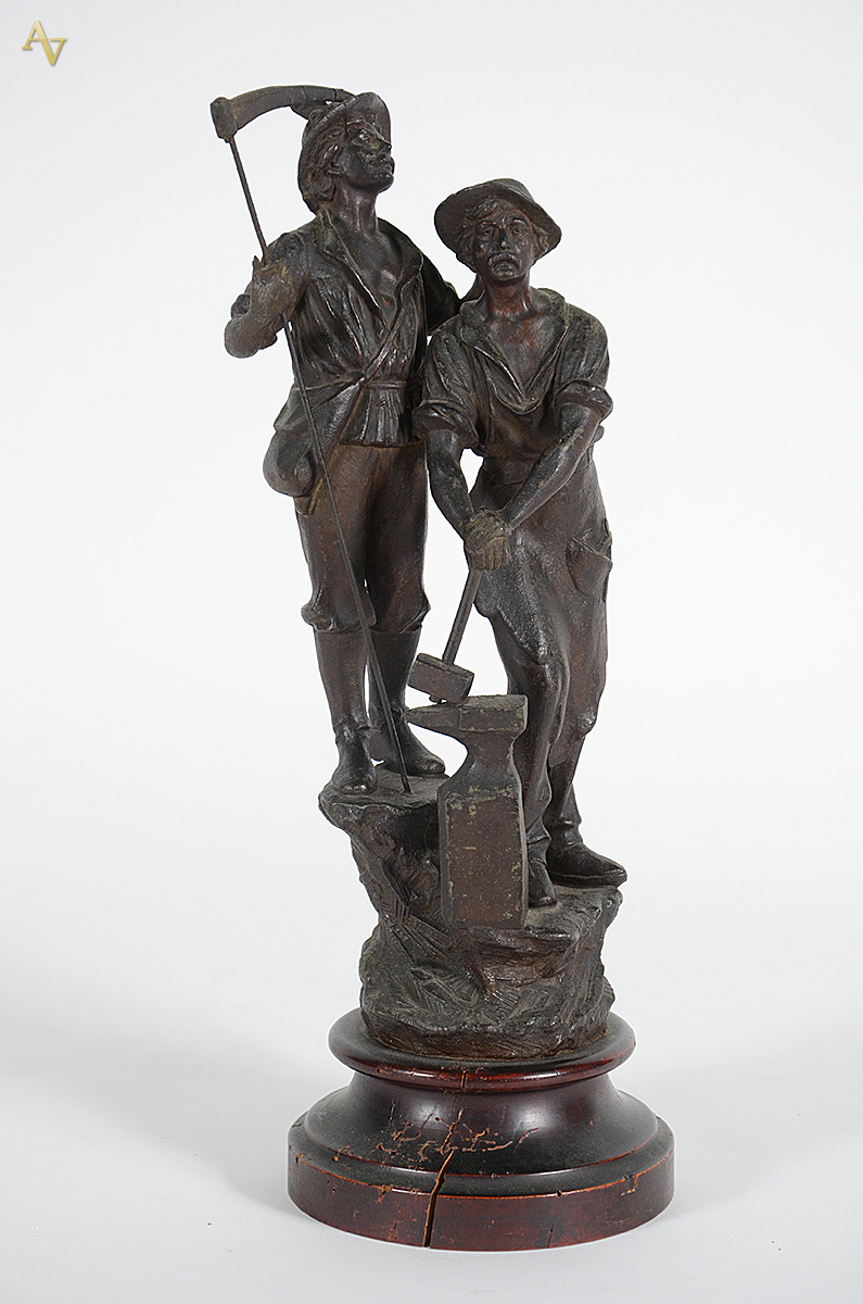 Escultura de petit bronze representando operários. Altura 44 cm (base... - foto 1 de 3