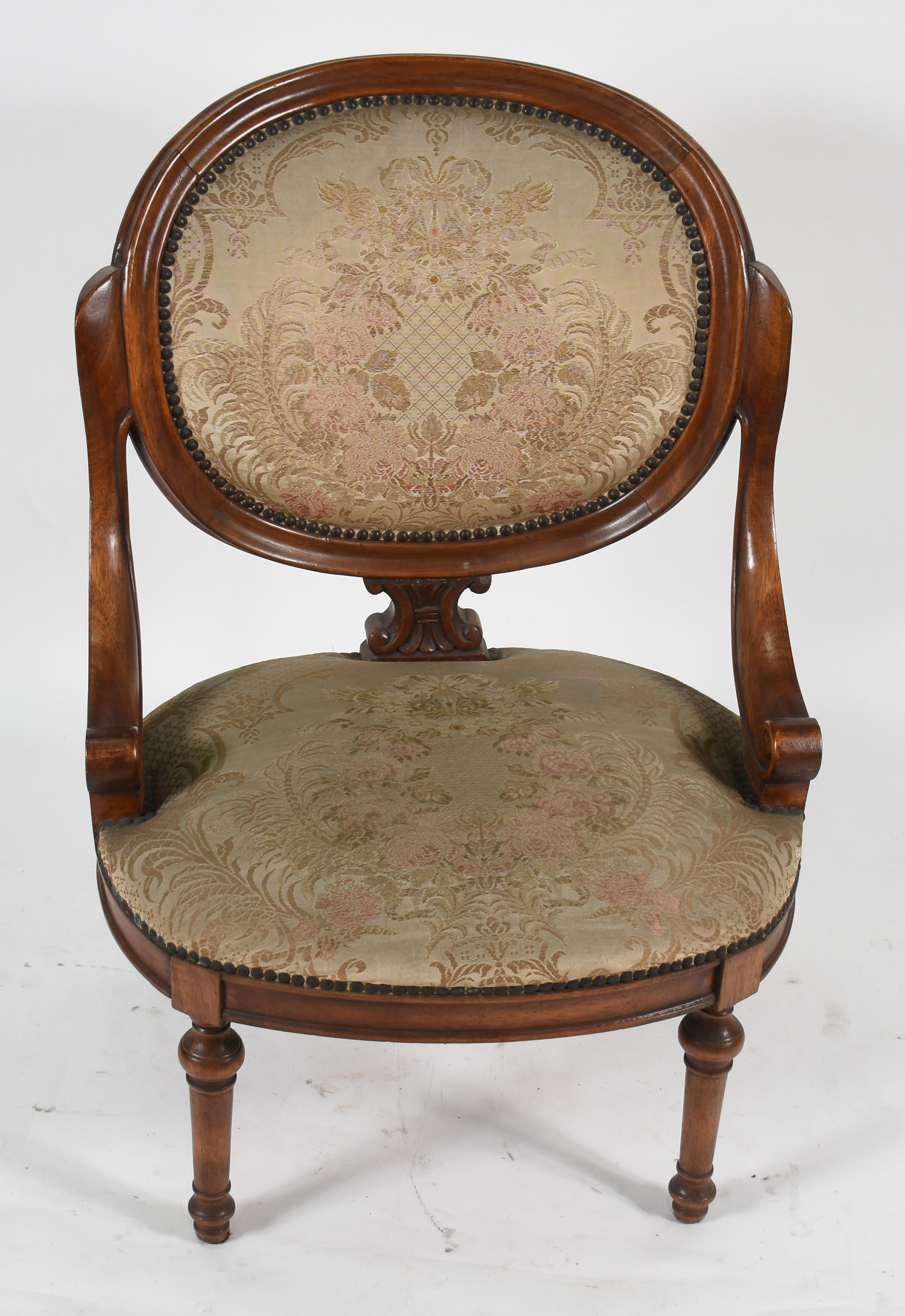 Cadeira baixa estofada com tecido floral e tacheados . Medidas 54 cm... - foto 2 de 3