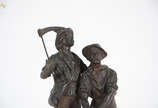 Escultura de petit bronze representando operári... - Escultura de petit bronze representando operários. Altura 44 cm (base rachada).