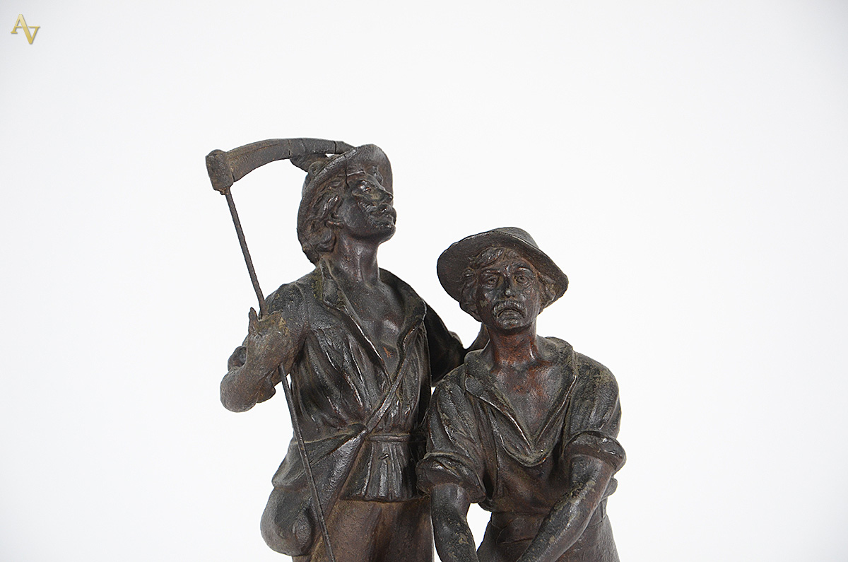 Escultura de petit bronze representando operários. Altura 44 cm (base... - foto 2 de 3