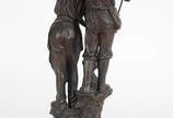 Escultura de petit bronze representando operári... - Escultura de petit bronze representando operários. Altura 44 cm (base rachada).
