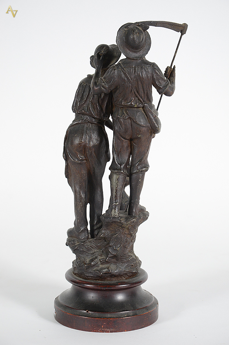 Escultura de petit bronze representando operários. Altura 44 cm (base... - foto 3 de 3