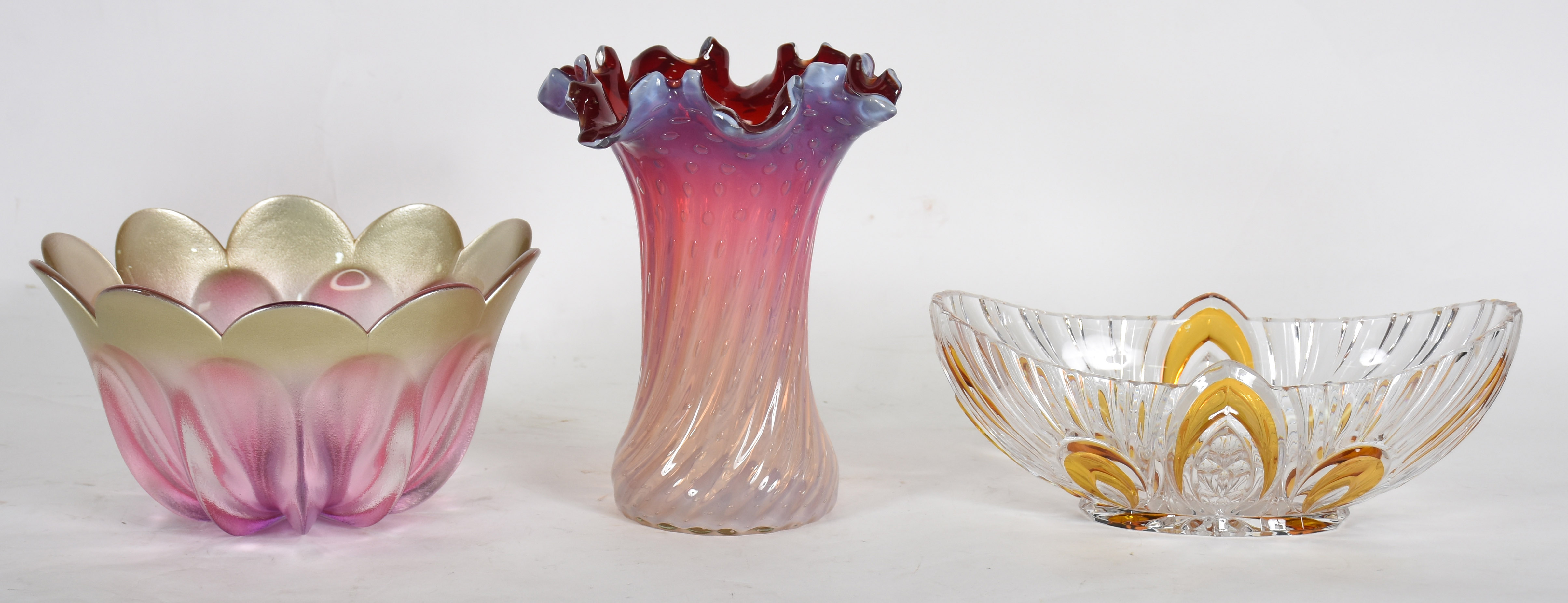 Três peças diversas de vidro, sendo: vaso em gomos retorcidos degradé... - foto 1 de 4