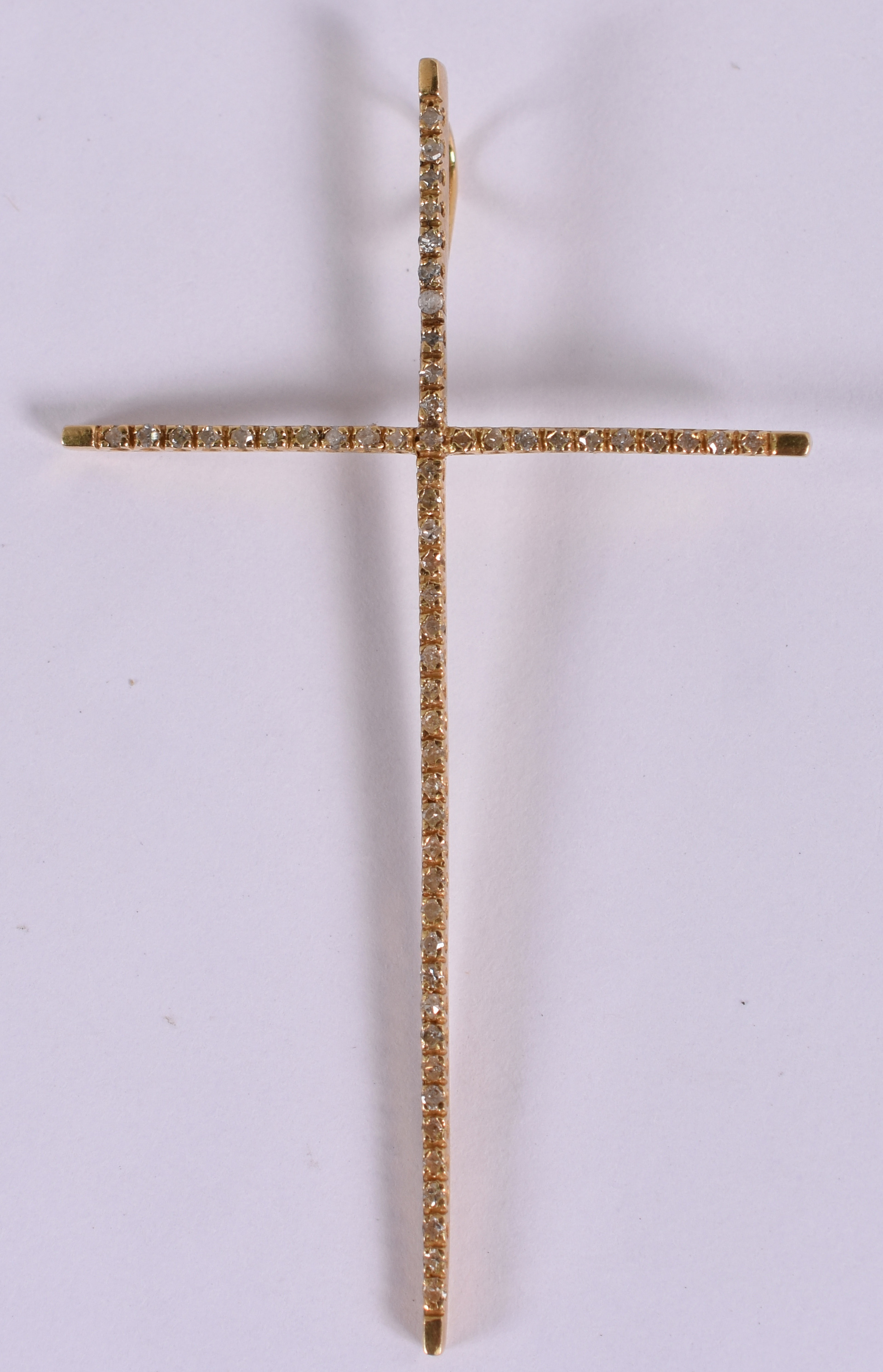 Crucifixo de ouro com brilhantes . ( Por questão de segurança a peça... - foto 1 de 2