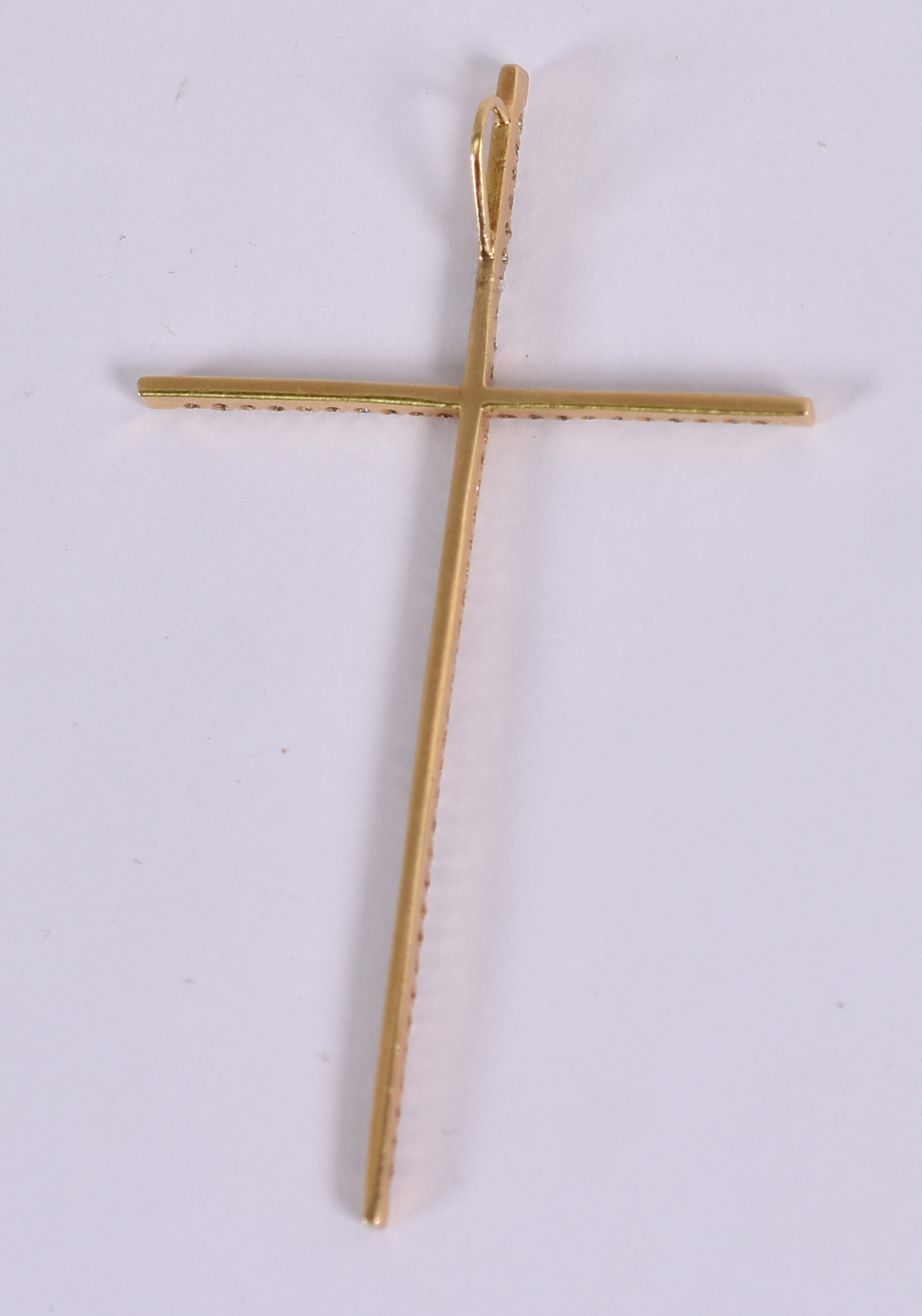 Crucifixo de ouro com brilhantes . ( Por questão de segurança a peça... - foto 2 de 2