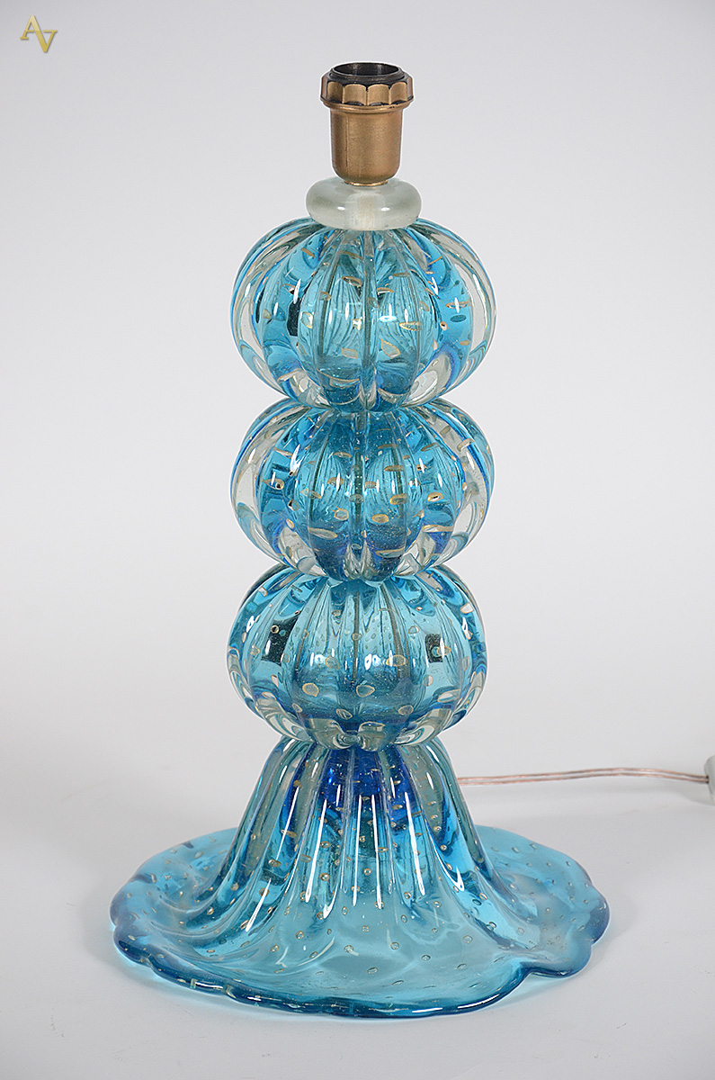 Base de abatjour de murano azul claro com pó de ouro. Altura 41 cm.