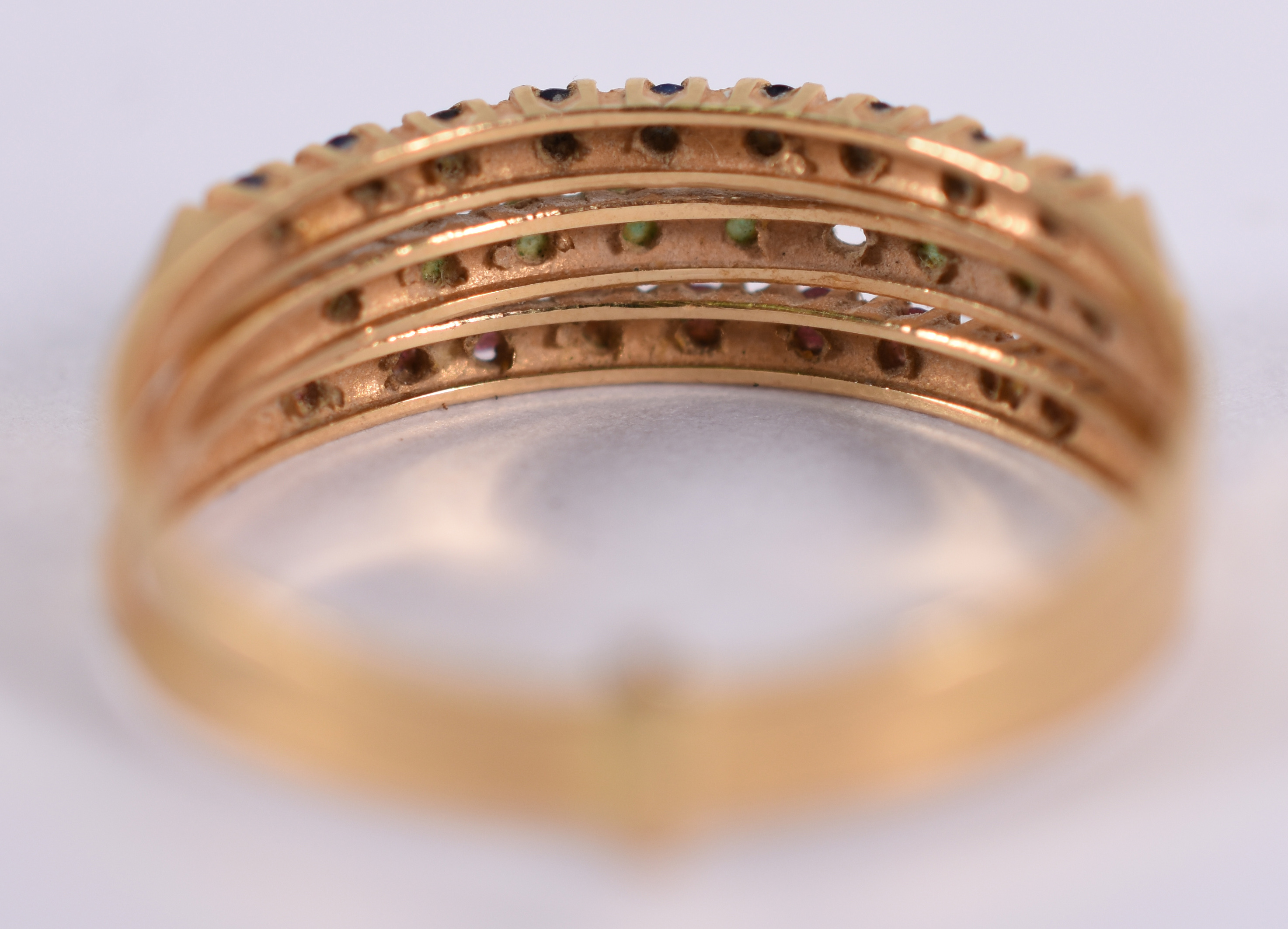 Anel de ouro 18 com 3 aros de pedras . Aro 17 ( Por questão de... - foto 4 de 5