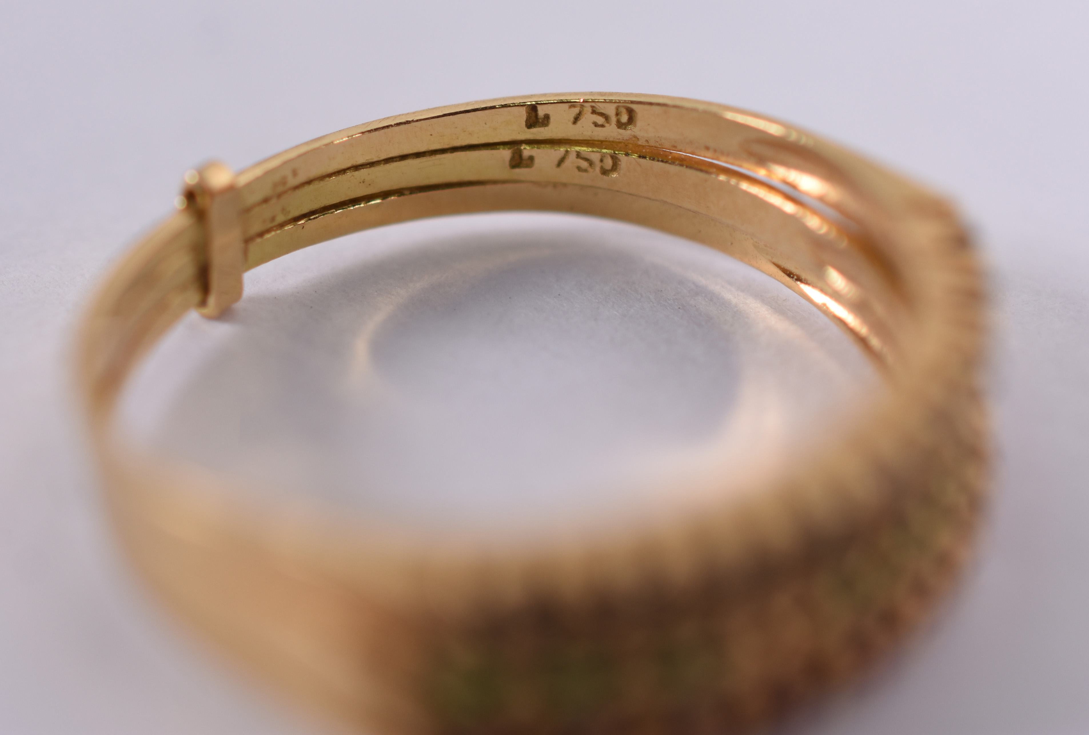 Anel de ouro 18 com 3 aros de pedras . Aro 17 ( Por questão de... - foto 5 de 5