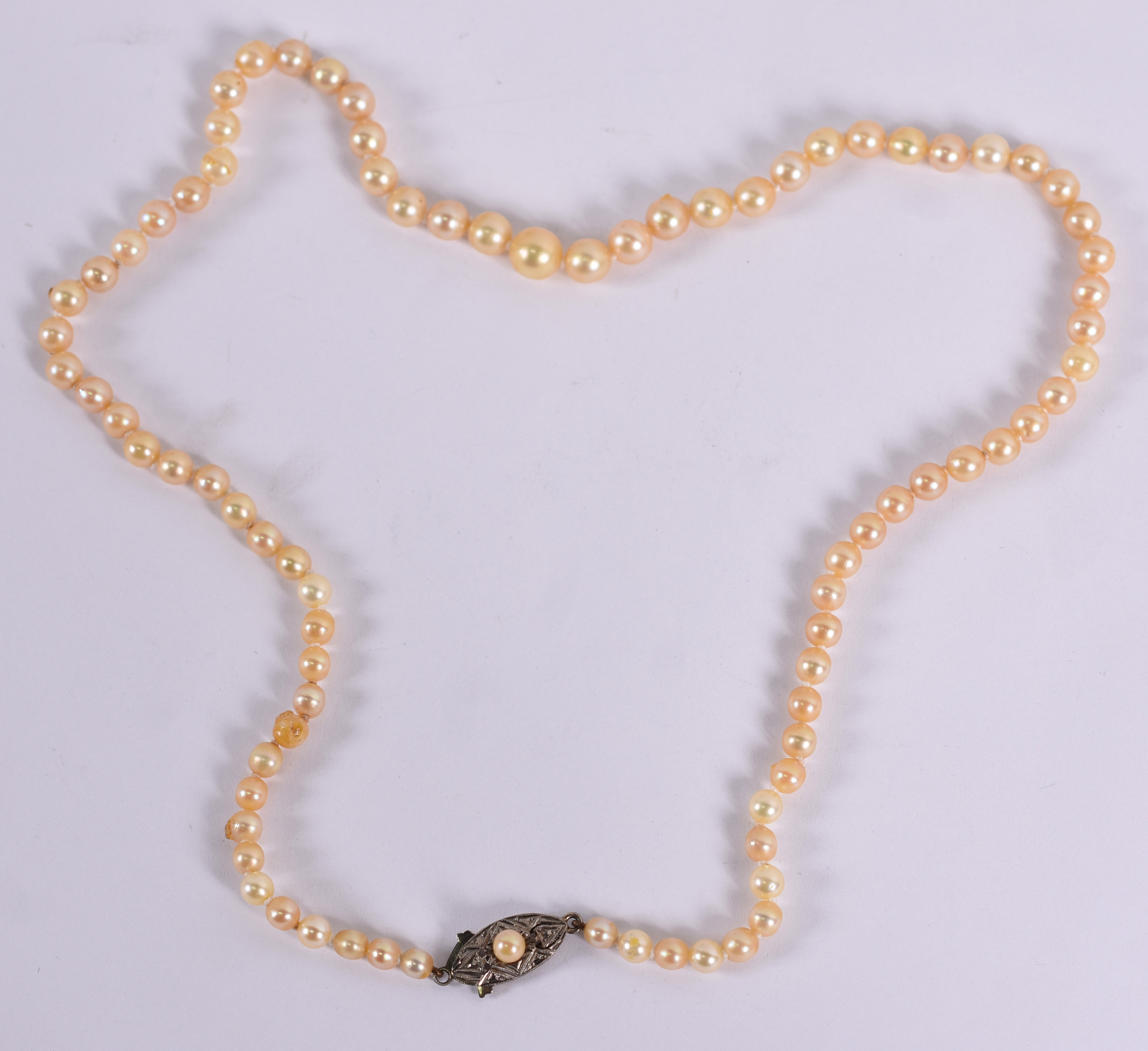 Colar de pérolas com fecho em ouro branco . ( Por questão de... - foto 2 de 3