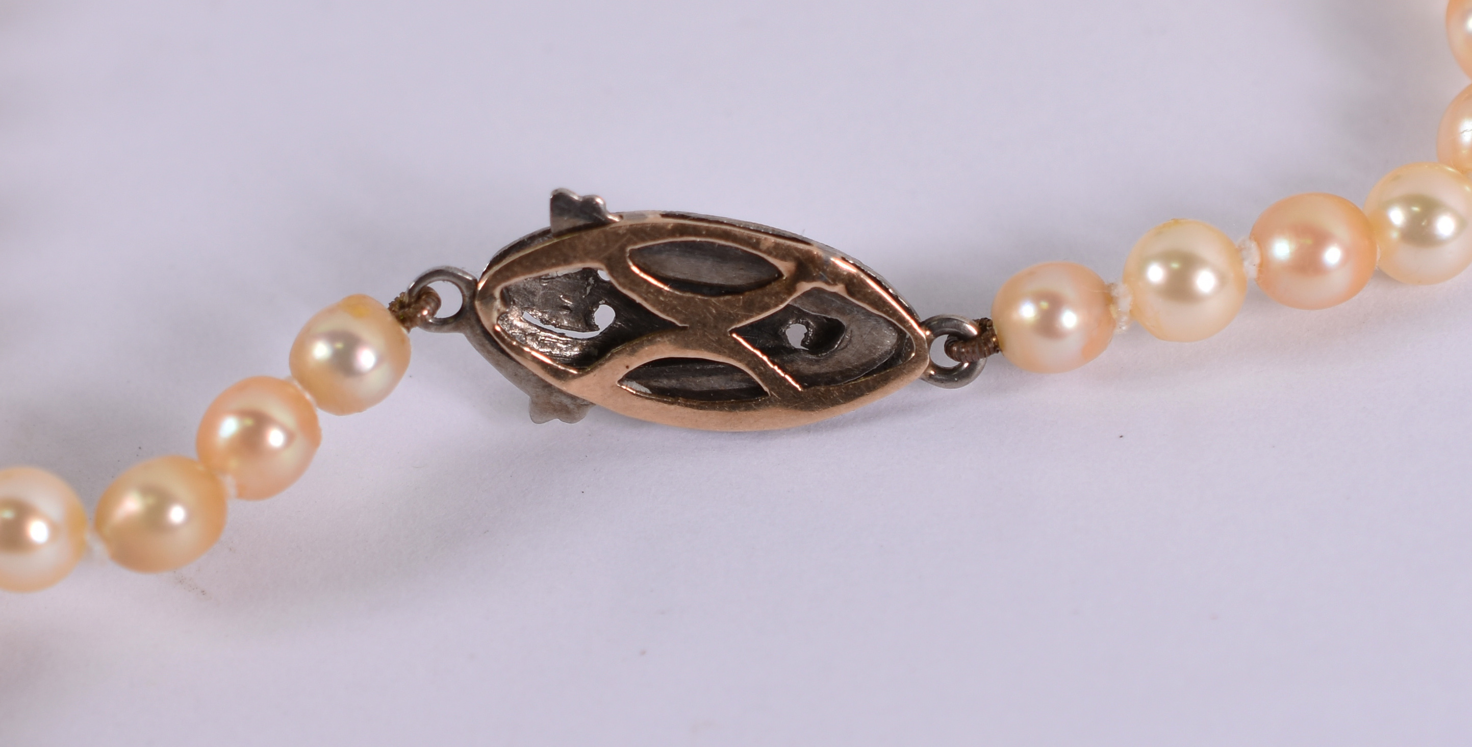 Colar de pérolas com fecho em ouro branco . ( Por questão de... - foto 3 de 3
