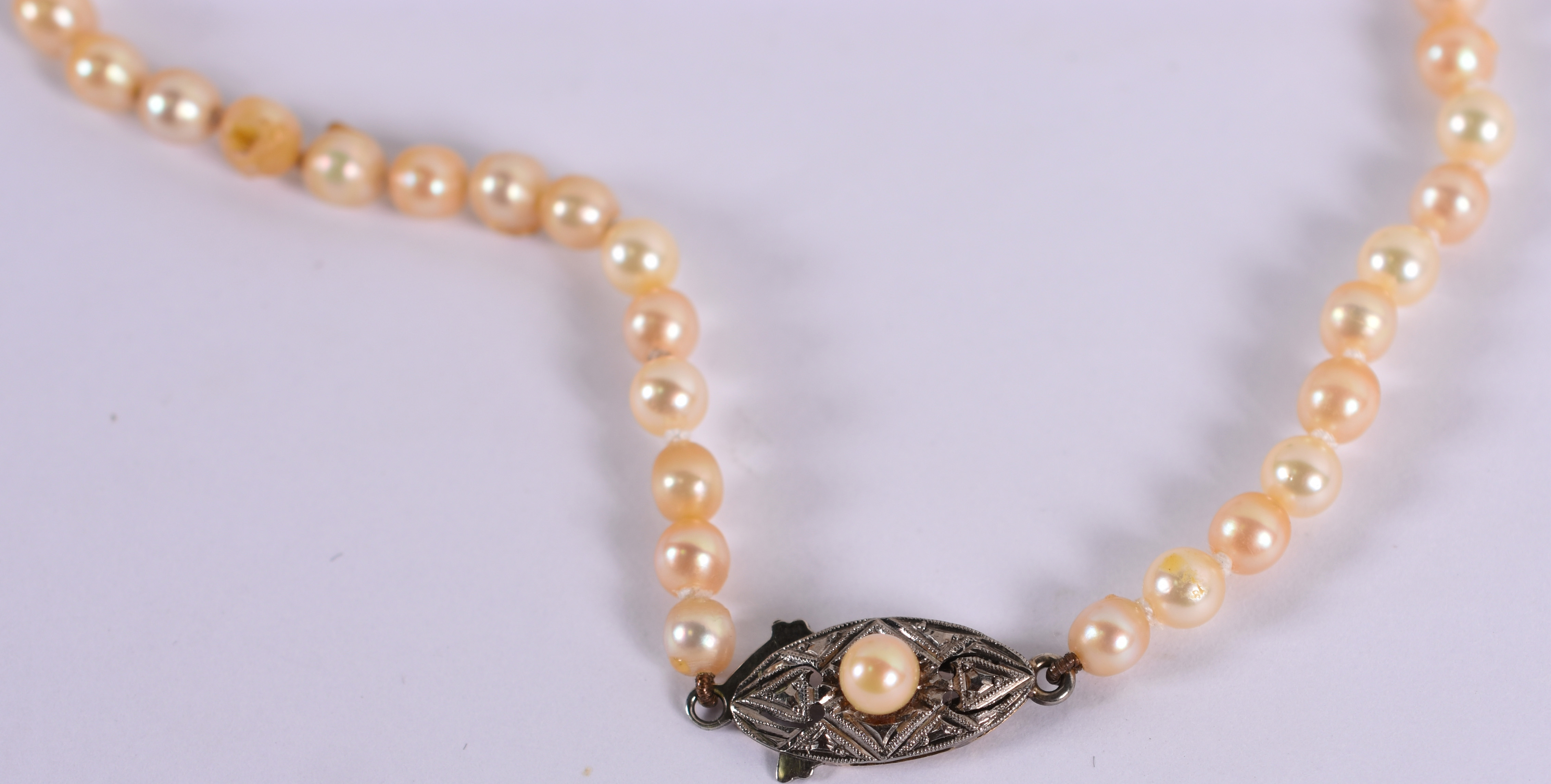 Colar de pérolas com fecho em ouro branco . ( Por questão de... - foto 1 de 3