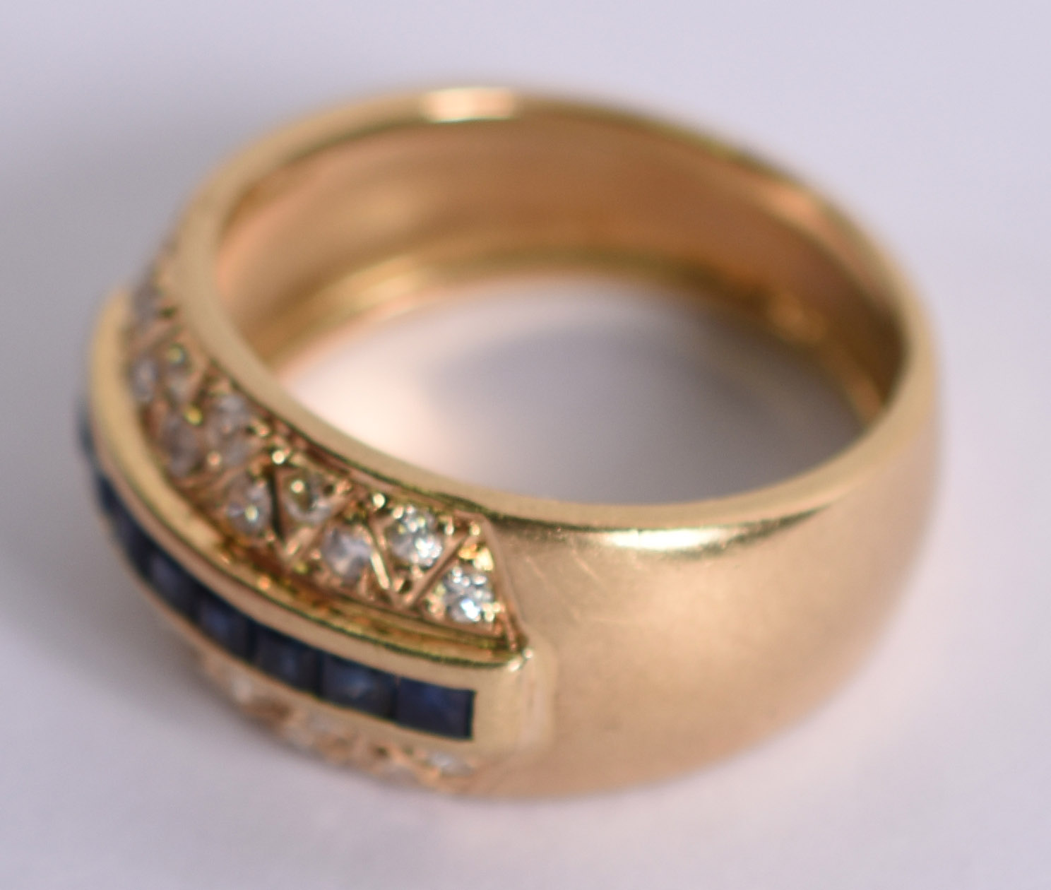 Anel de ouro 18 com brilhantes e safiras . Aro 15 . ( Por questão de... - foto 2 de 3