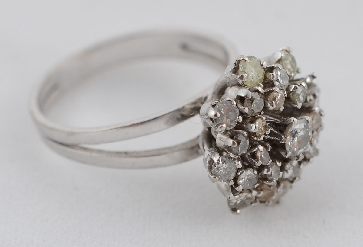 Anel modelo chuveiro de ouro branco 18 k com vinte e cinco... - foto 1 de 2