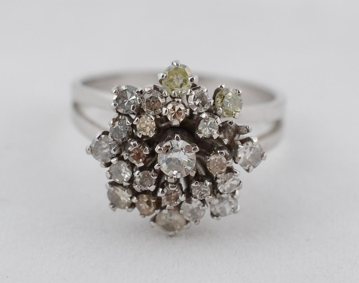 Anel modelo chuveiro de ouro branco 18 k com vinte e cinco... - foto 2 de 2