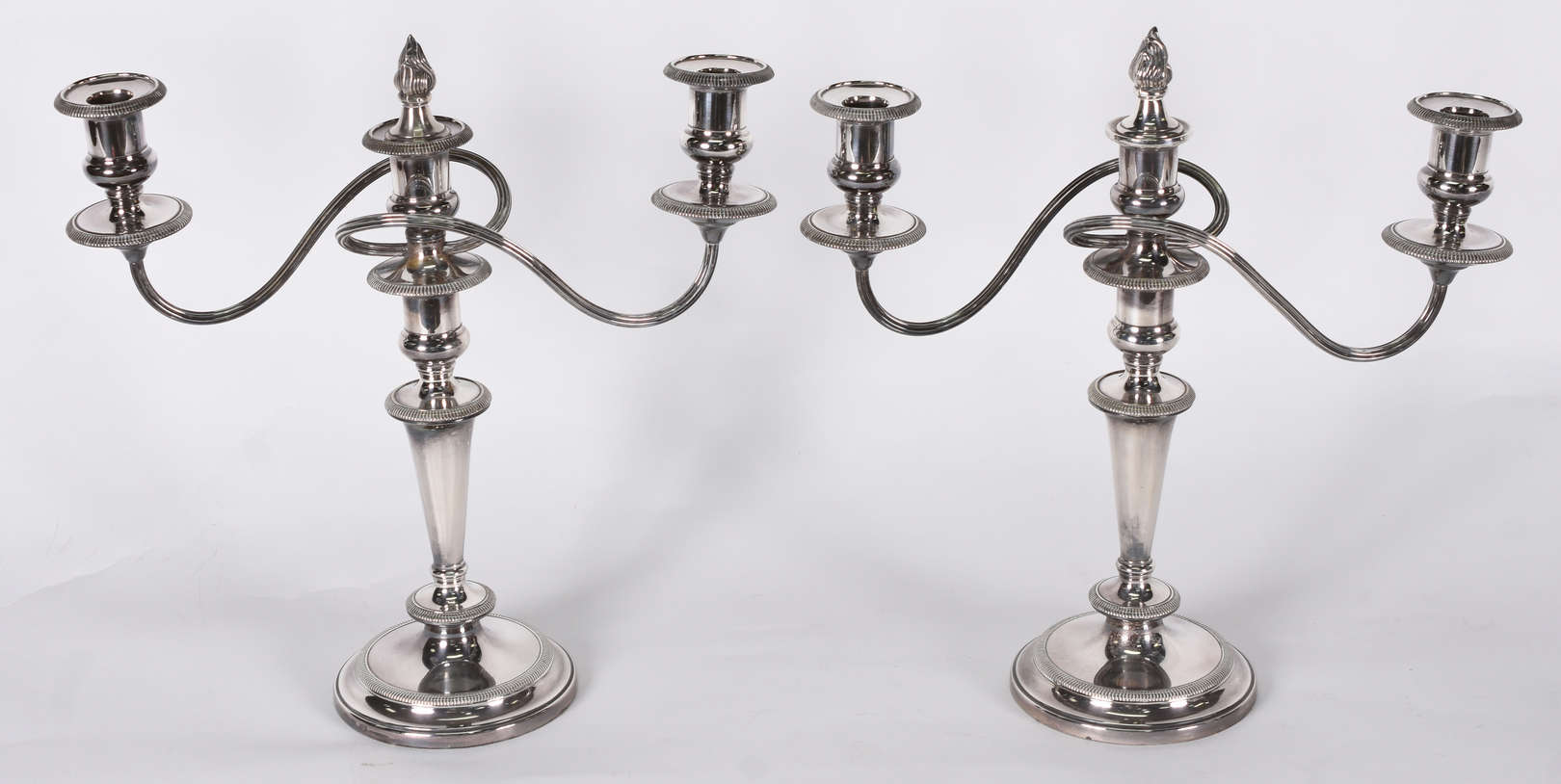Par de candelabros de metal Inglês para 3 velas cada . (faltando uma... - foto 1 de 5