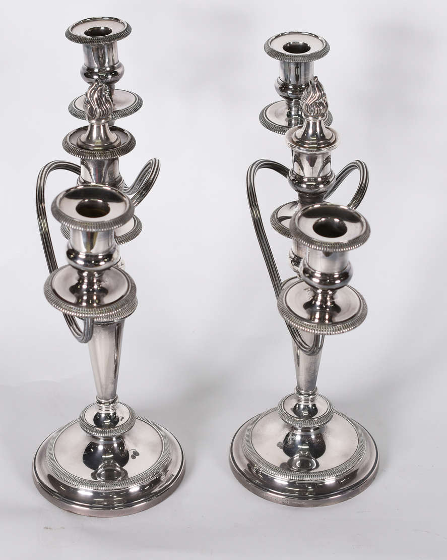 Par de candelabros de metal Inglês para 3 velas cada . (faltando uma... - foto 2 de 5