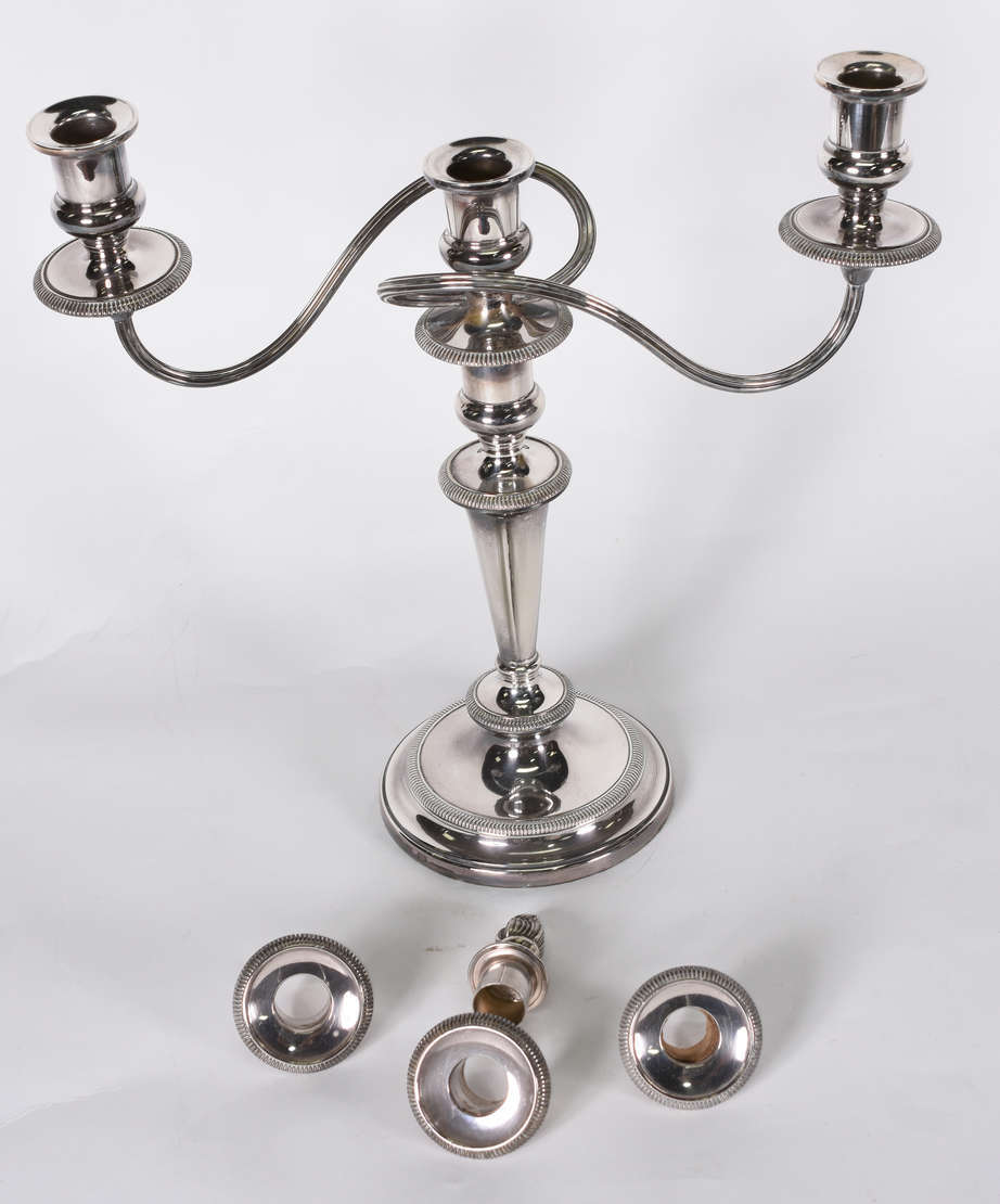 Par de candelabros de metal Inglês para 3 velas cada . (faltando uma... - foto 3 de 5
