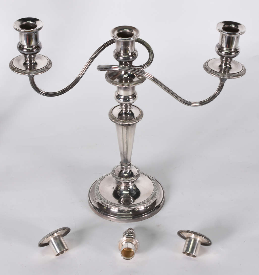 Par de candelabros de metal Inglês para 3 velas cada . (faltando uma... - foto 4 de 5