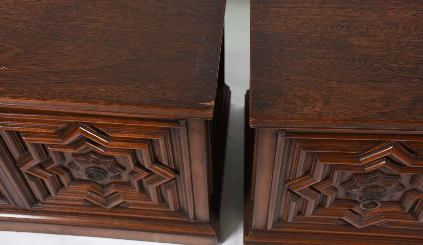 Par de cômodas laterais de madeira com 2 portas almofadadas e... - foto 2 de 5