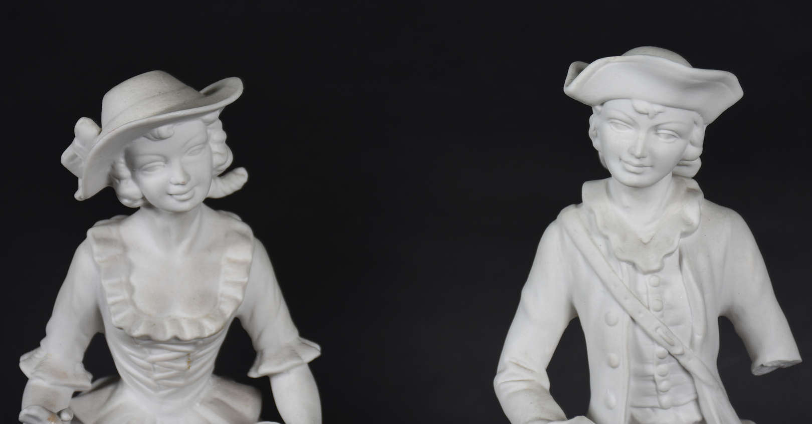 Par de estatuetas de biscuit alemão de Dresdem representando casal de... - foto 3 de 5