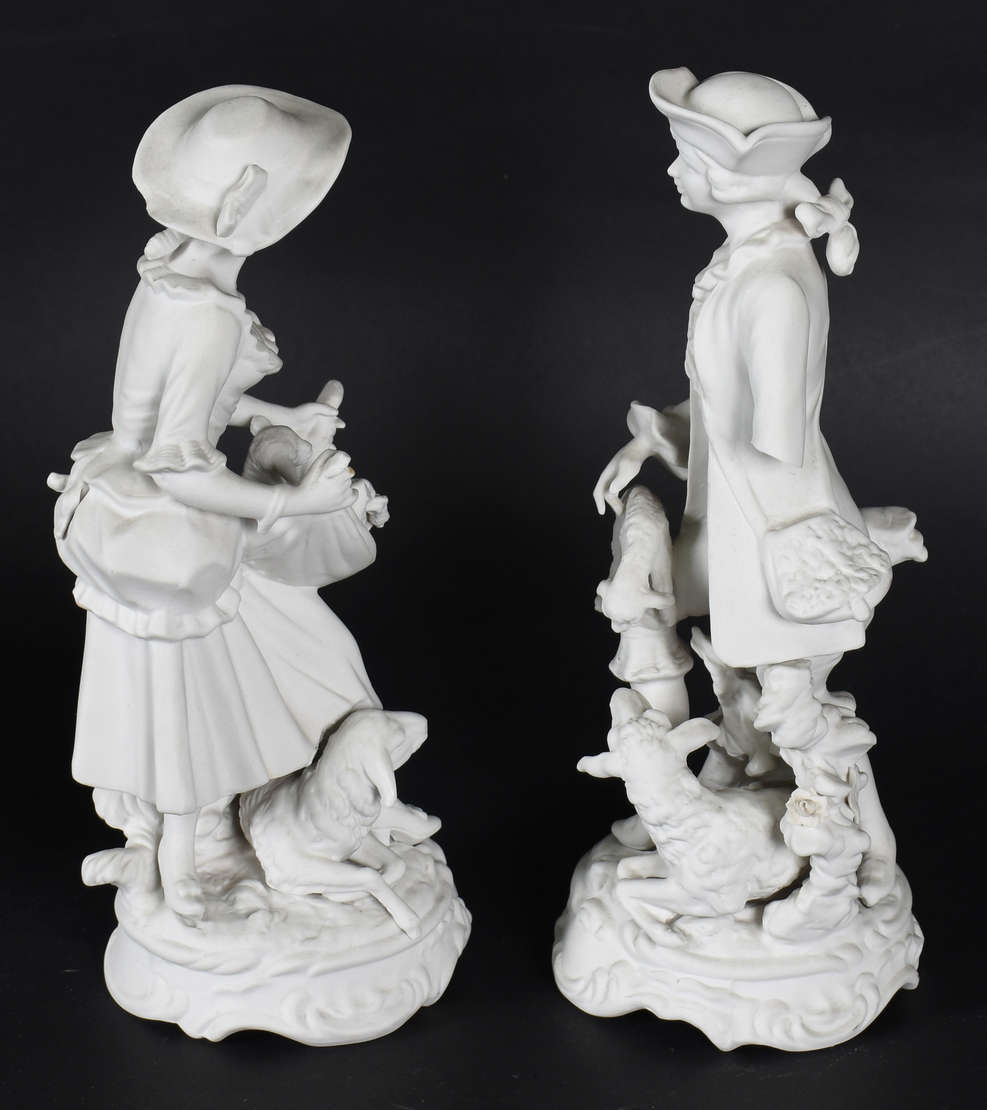 Par de estatuetas de biscuit alemão de Dresdem representando casal de... - foto 4 de 5