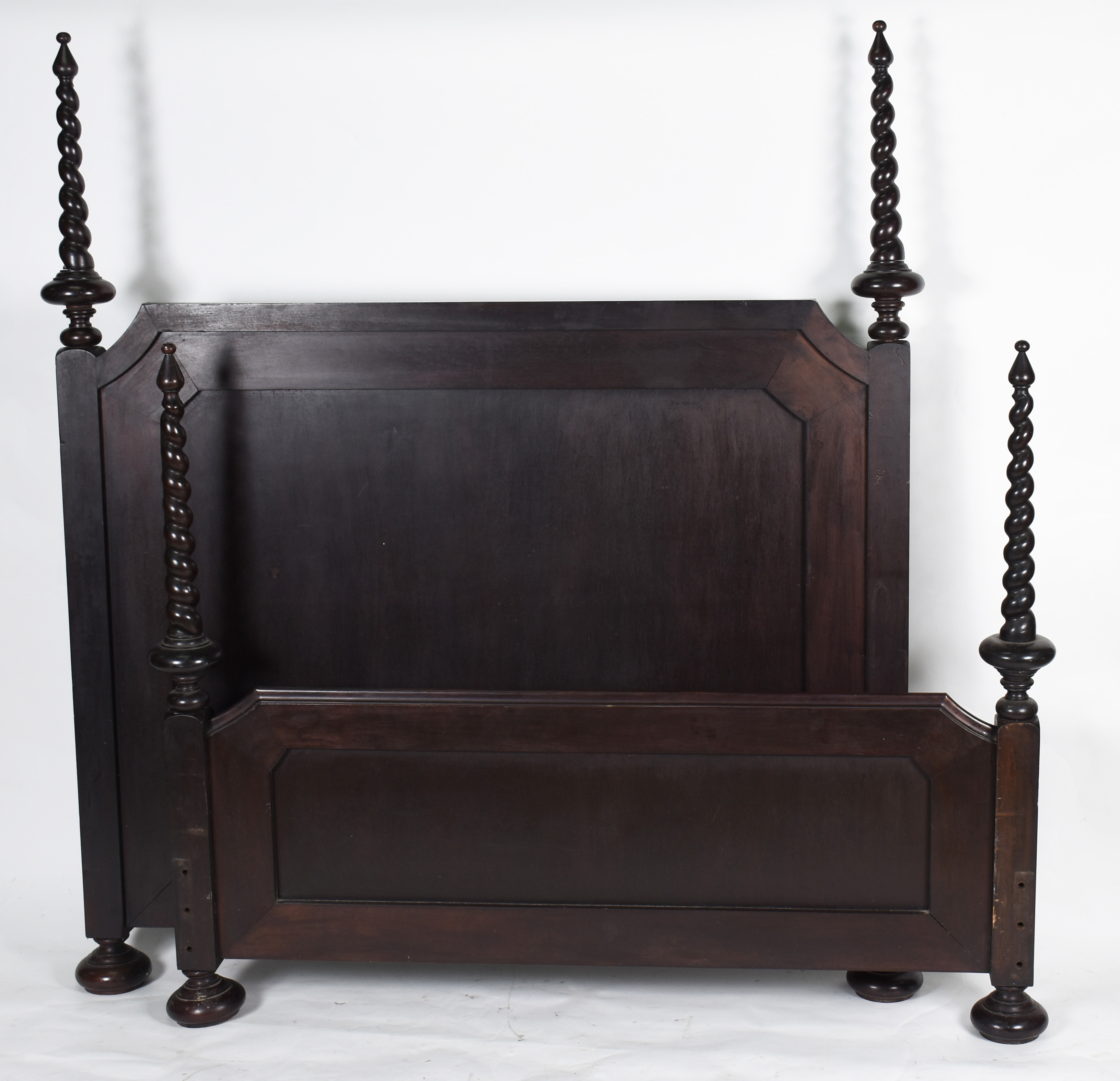 Cama de casal de madeira nobre, estilo D. Maria , cantos com entalhes... - foto 2 de 4