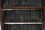 SHAKESPEARE,  - Coleção com 40 livros em miniatura de autoria de Skakespeare, idioma ingles. Acompanha mini estante de madeira.( medida da estante )
