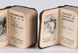 SHAKESPEARE,  - Coleção com 40 livros em miniatura de autoria de Skakespeare, idioma ingles. Acompanha mini estante de madeira.( medida da estante )