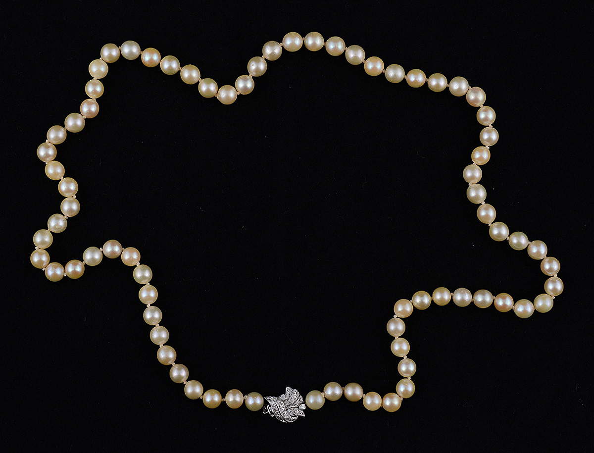 Colar de pérolas 8mm de uma volta com fecho de ouro branco e pequenos...