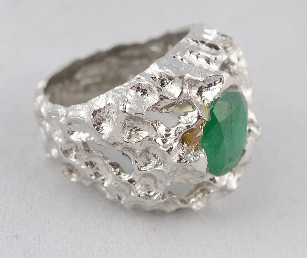 Anel de ouro branco 18 k, vazados e esmeralda de 1.0 ct. Peso total... - foto 1 de 2