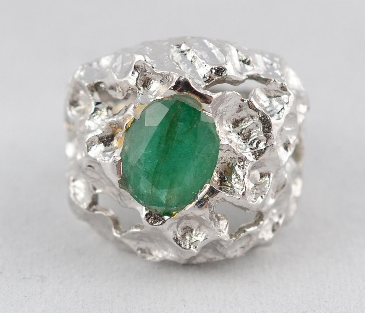Anel de ouro branco 18 k, vazados e esmeralda de 1.0 ct. Peso total... - foto 2 de 2