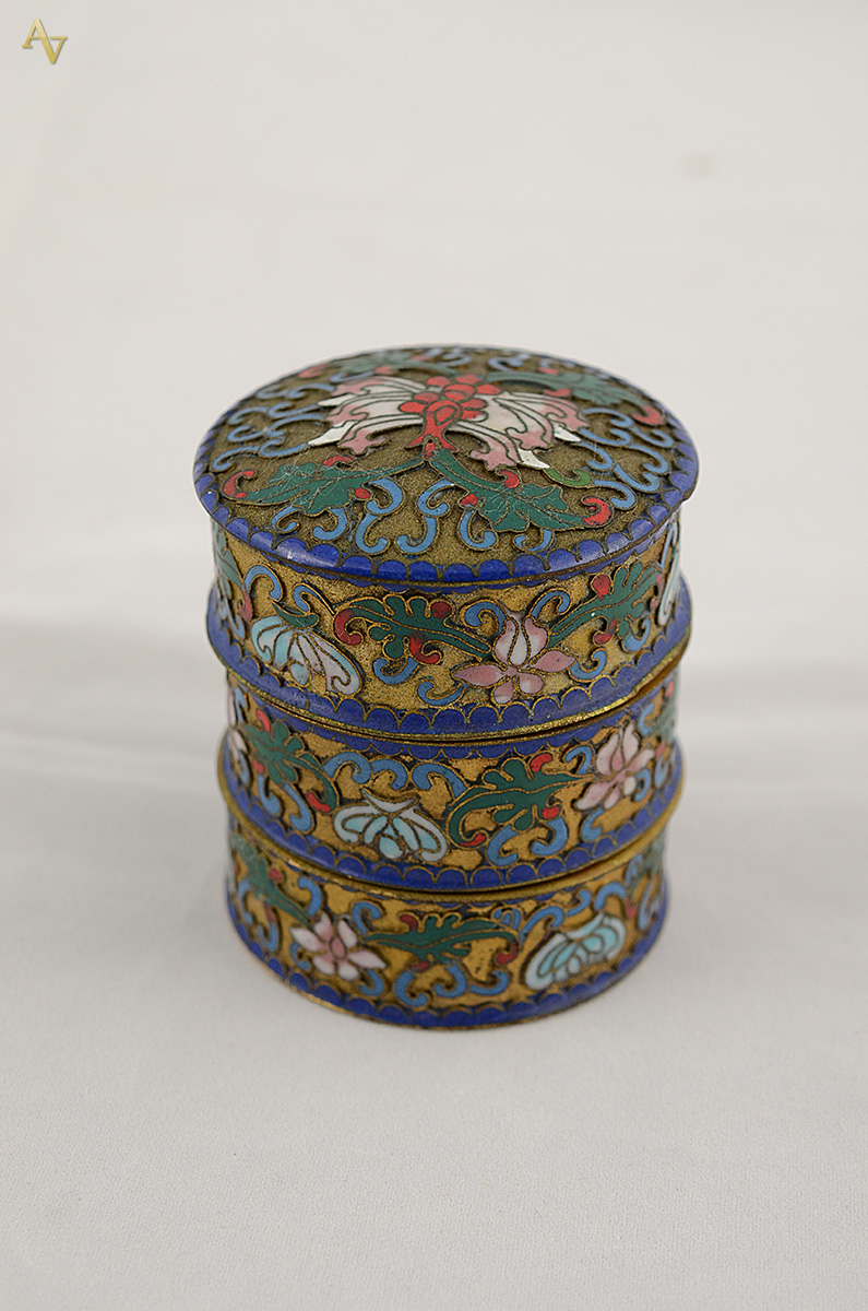 Caixa cilíndrica em cloisonné com três seções superpostas. China... - foto 1 de 2