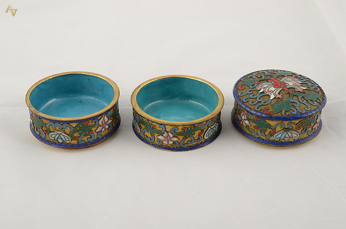 Caixa cilíndrica em cloisonné com três seções superpostas. China... - foto 2 de 2
