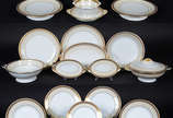 Aparelho de jantar em porcelana francesa de LIM... - Aparelho de jantar em porcelana francesa de LIMOGES, na cor branca com tarja creme e frisos com guirlandas douradas, composto de 22 pratos rasos...