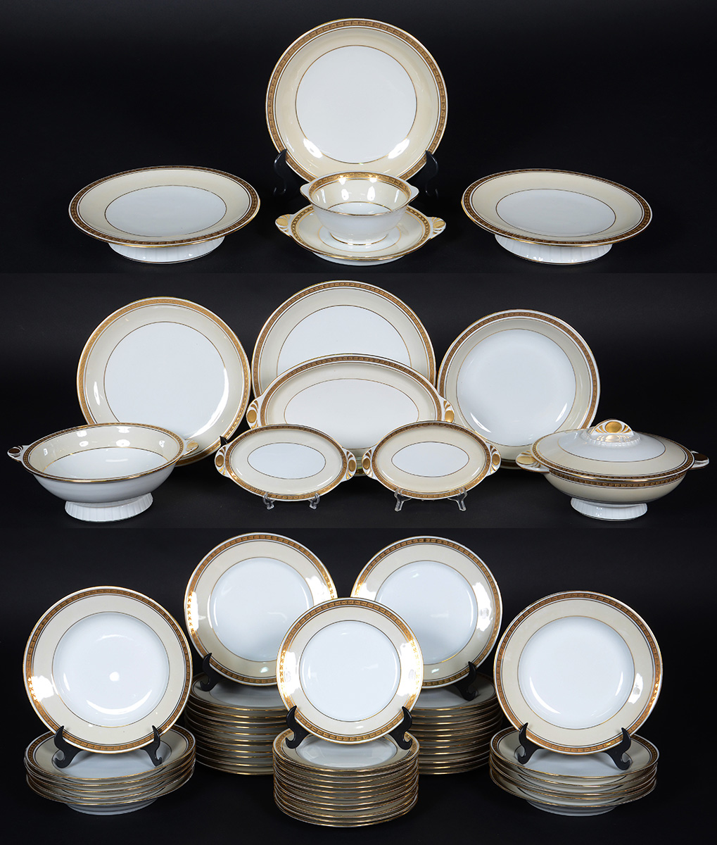 Aparelho de jantar em porcelana francesa de LIMOGES, na cor branca...