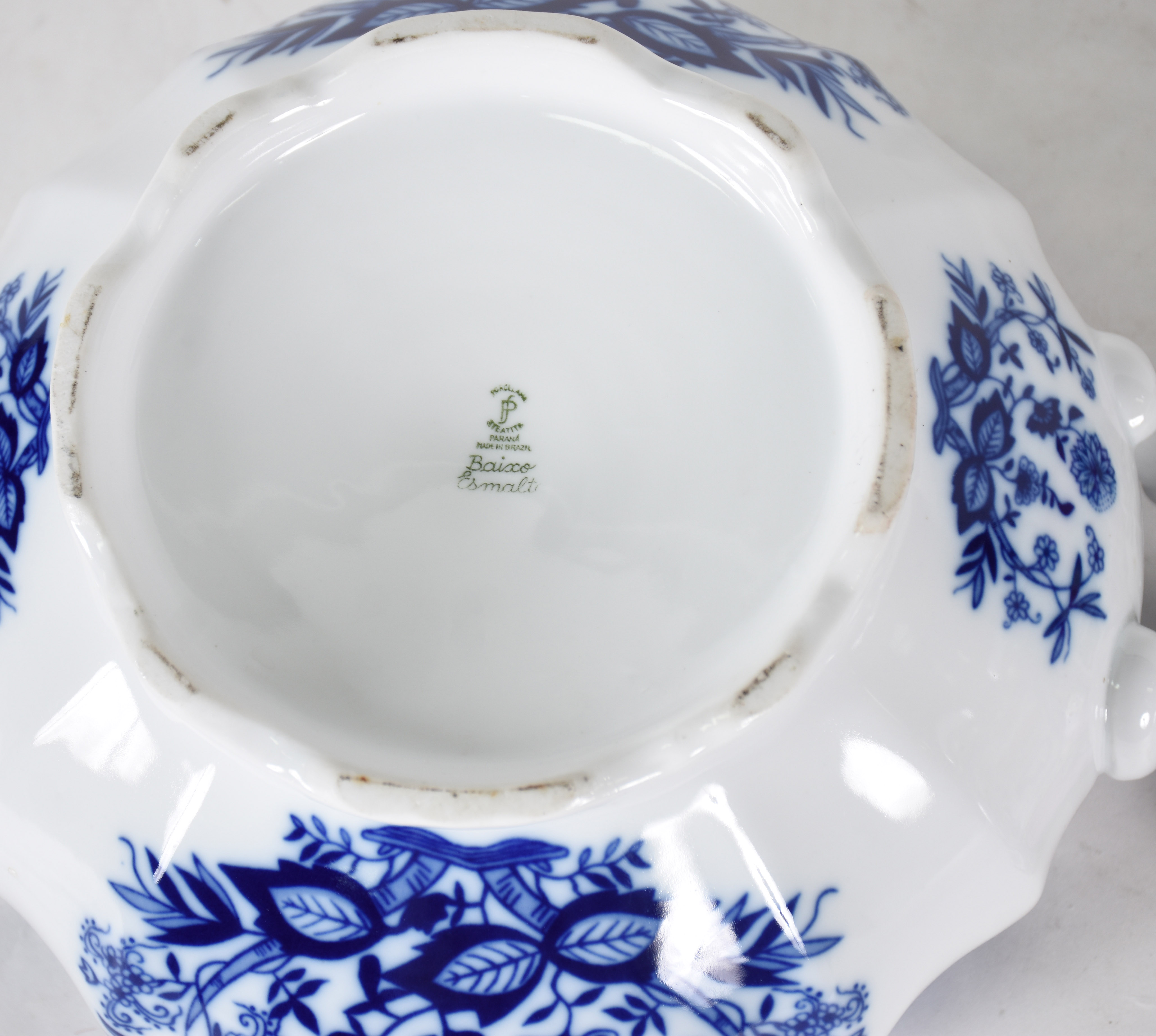 Três peças diversas de porcelana, sendo: bowl / saladeira de... - foto 5 de 7
