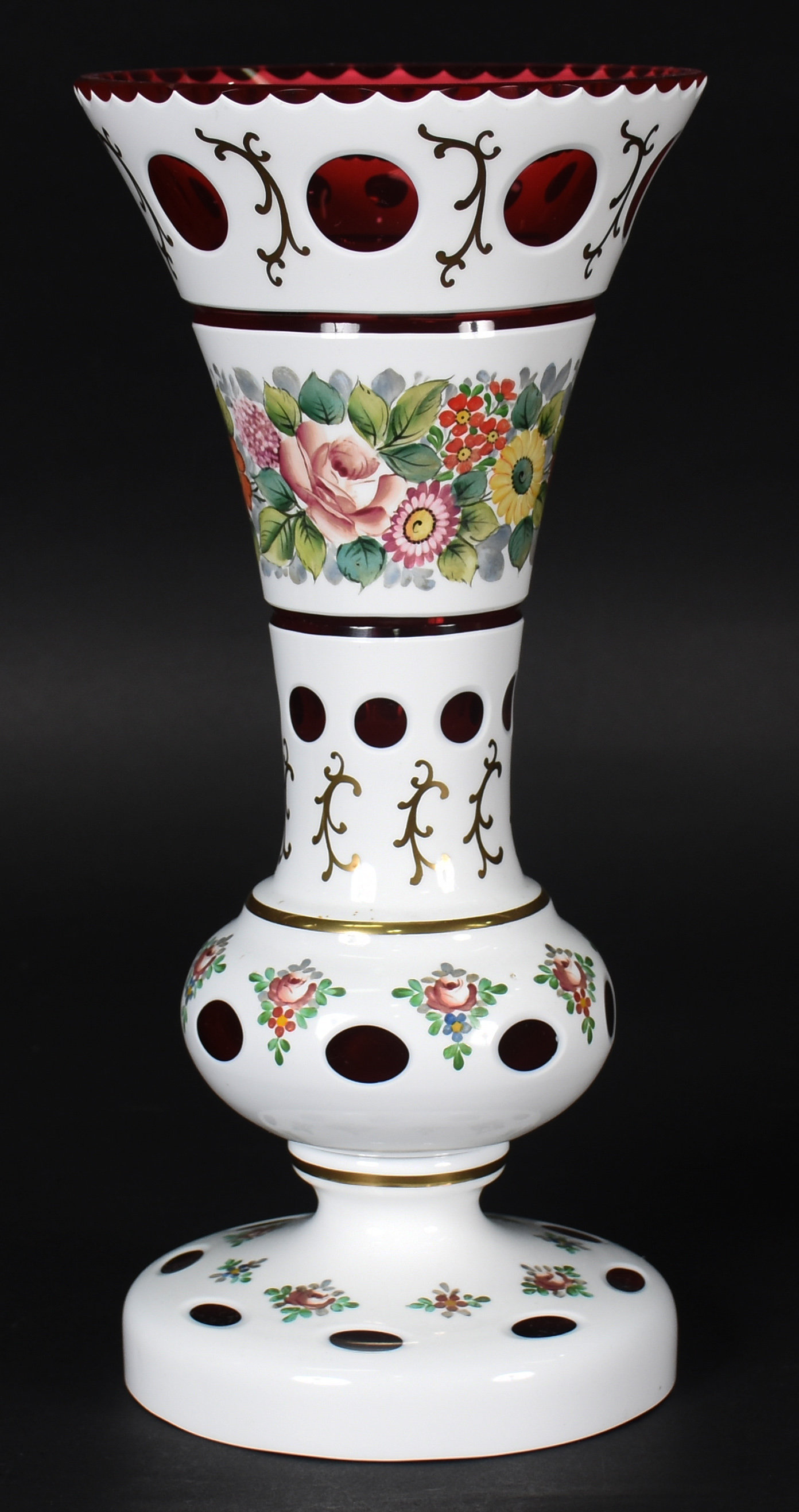 Vaso de cristal overlay vermelho e branco com flores em policromia. - foto 2 de 3
