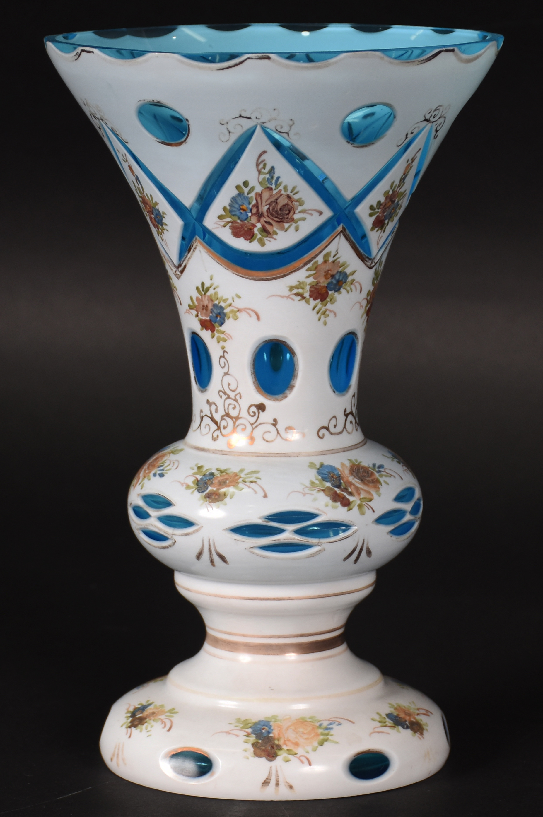 Vaso de cristal overlay azul e branco com flores em policromia. - foto 1 de 3