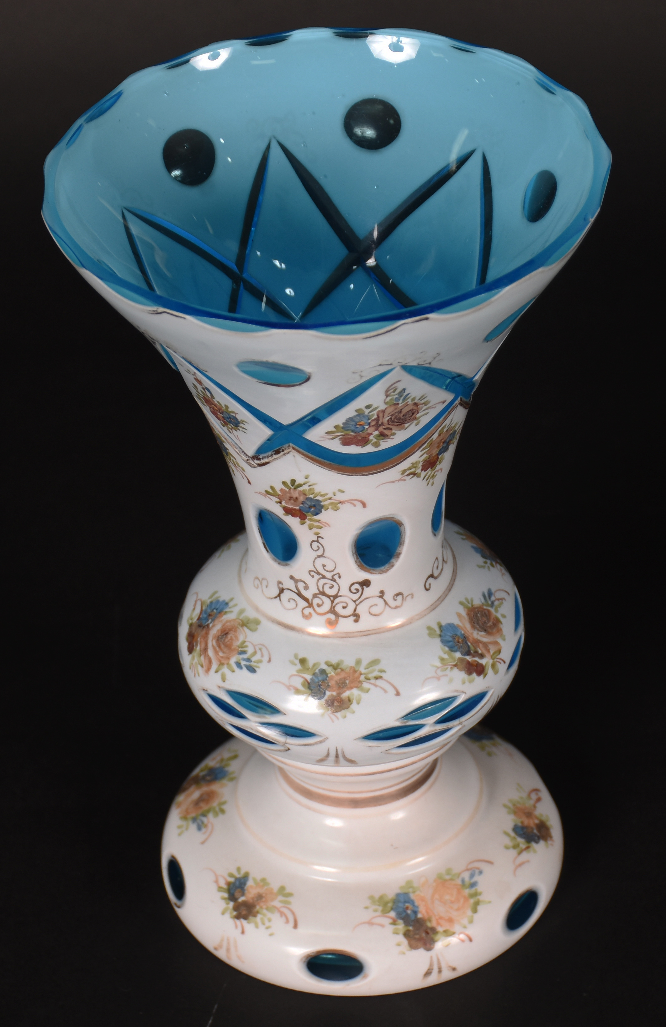 Vaso de cristal overlay azul e branco com flores em policromia. - foto 2 de 3