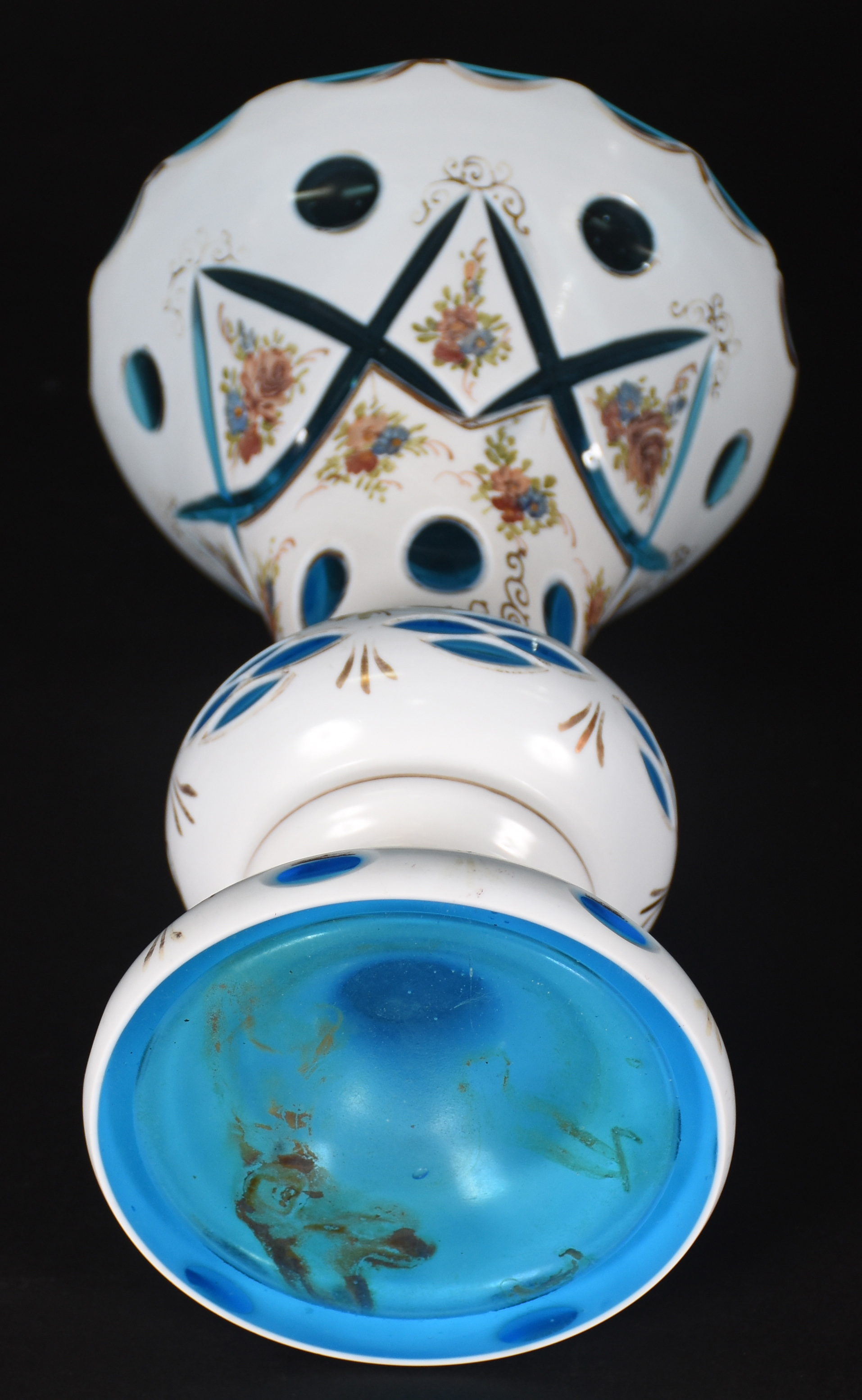 Vaso de cristal overlay azul e branco com flores em policromia. - foto 3 de 3
