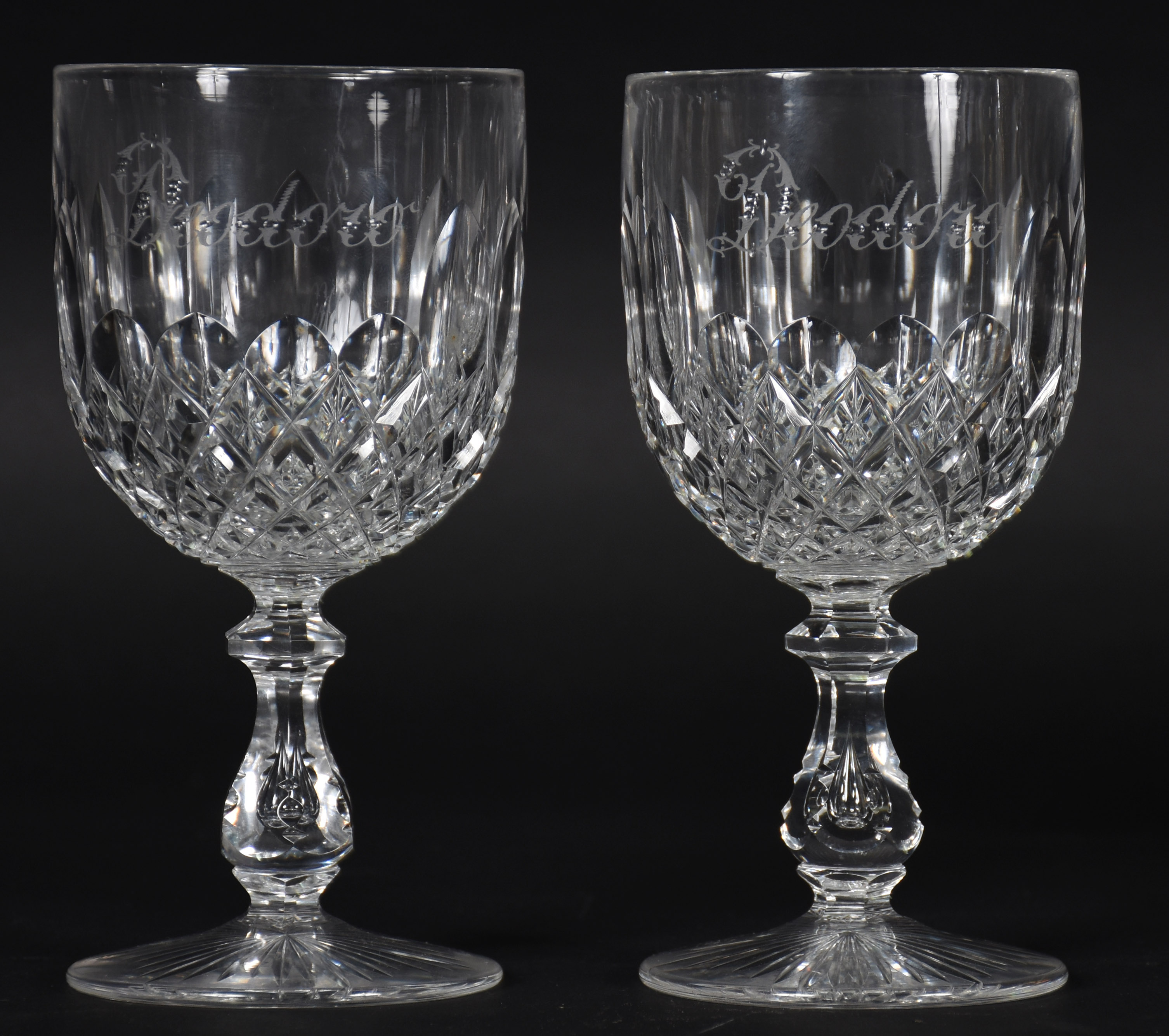 Duas taças de cristal francês (possivelmente Baccarat), com... - foto 1 de 5