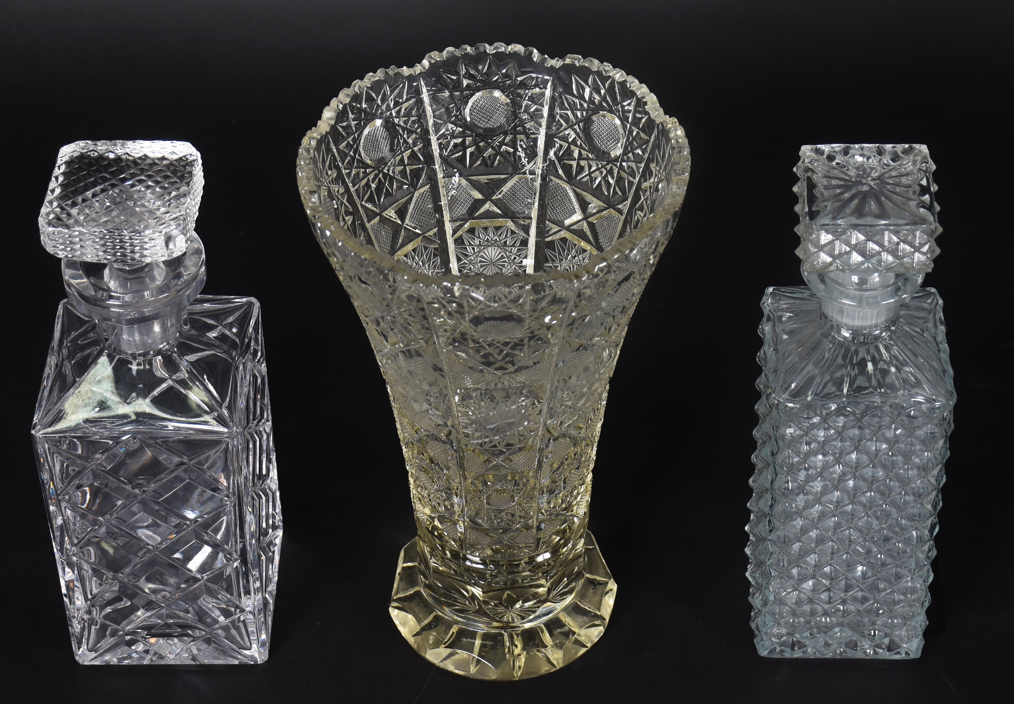 Três peças em demi cristal, sendo: vaso lapidado e 2 garrafas . - foto 2 de 4