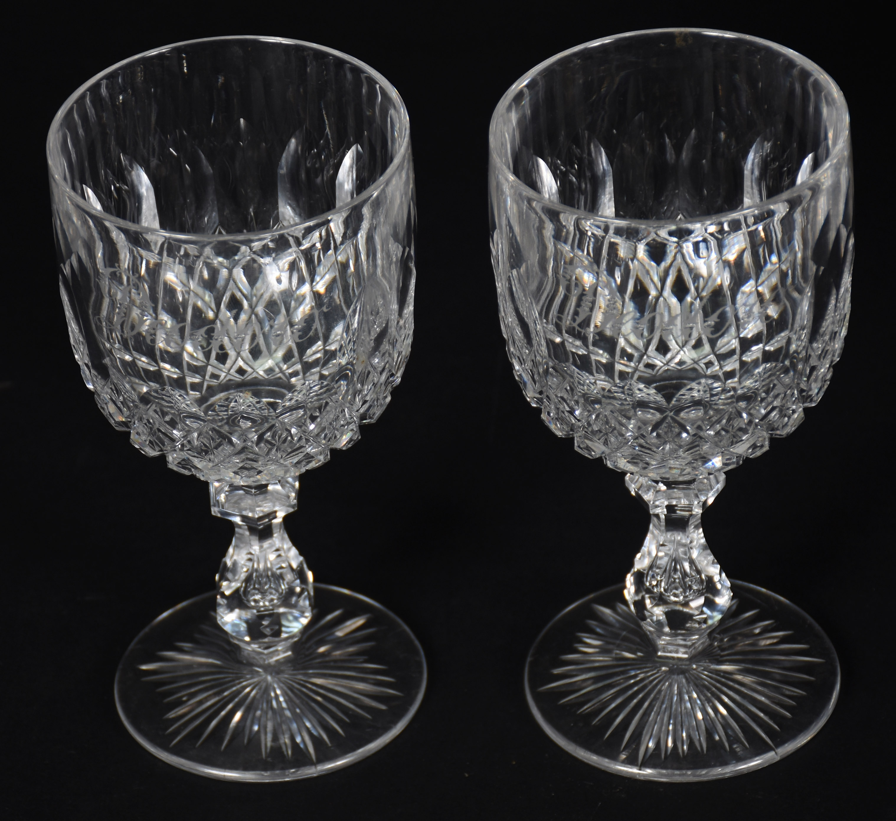 Duas taças de cristal francês (possivelmente Baccarat), com... - foto 2 de 5