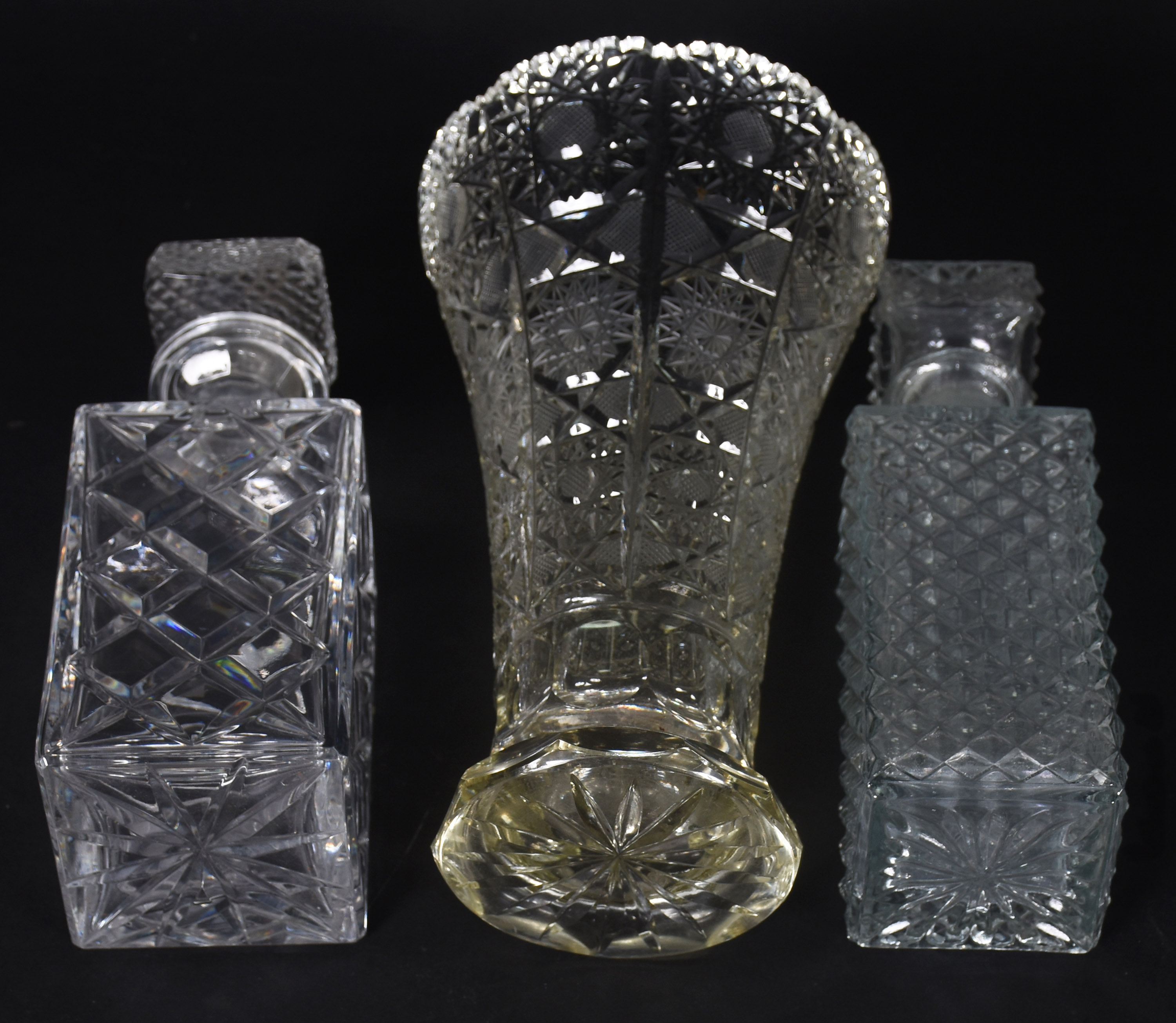 Três peças em demi cristal, sendo: vaso lapidado e 2 garrafas . - foto 4 de 4