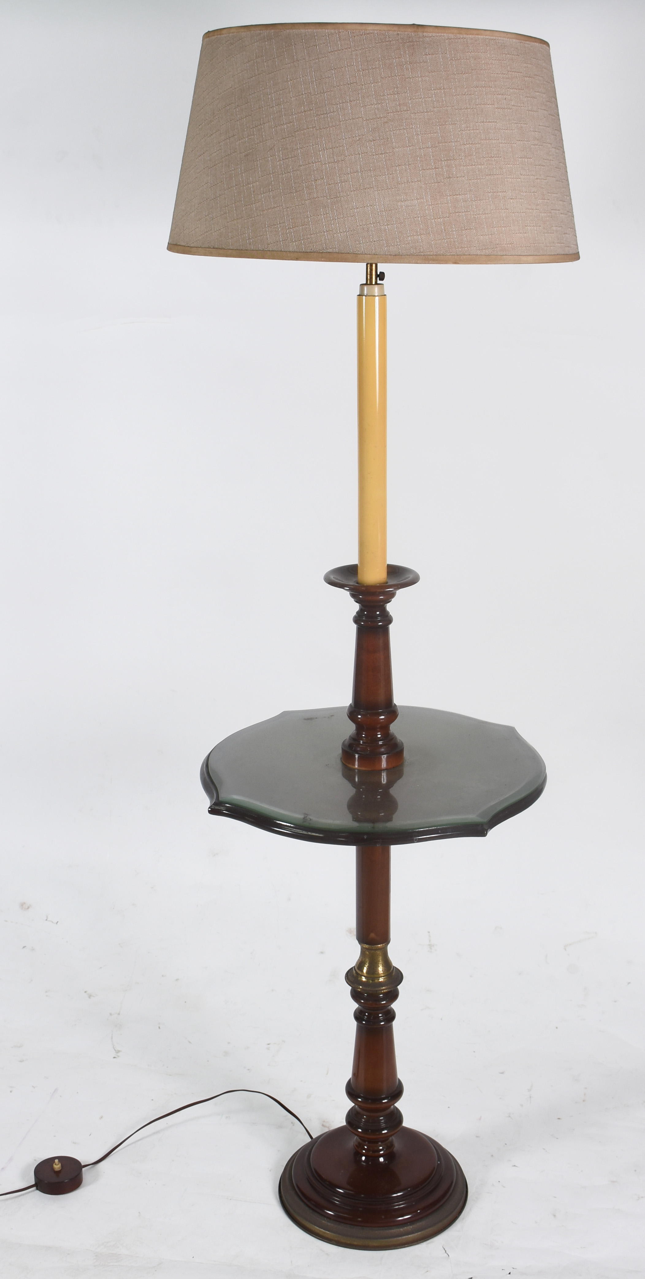 Mesa com abatjour acoplado e cúpula na cor bege . medidas 173 alt x... - foto 1 de 3