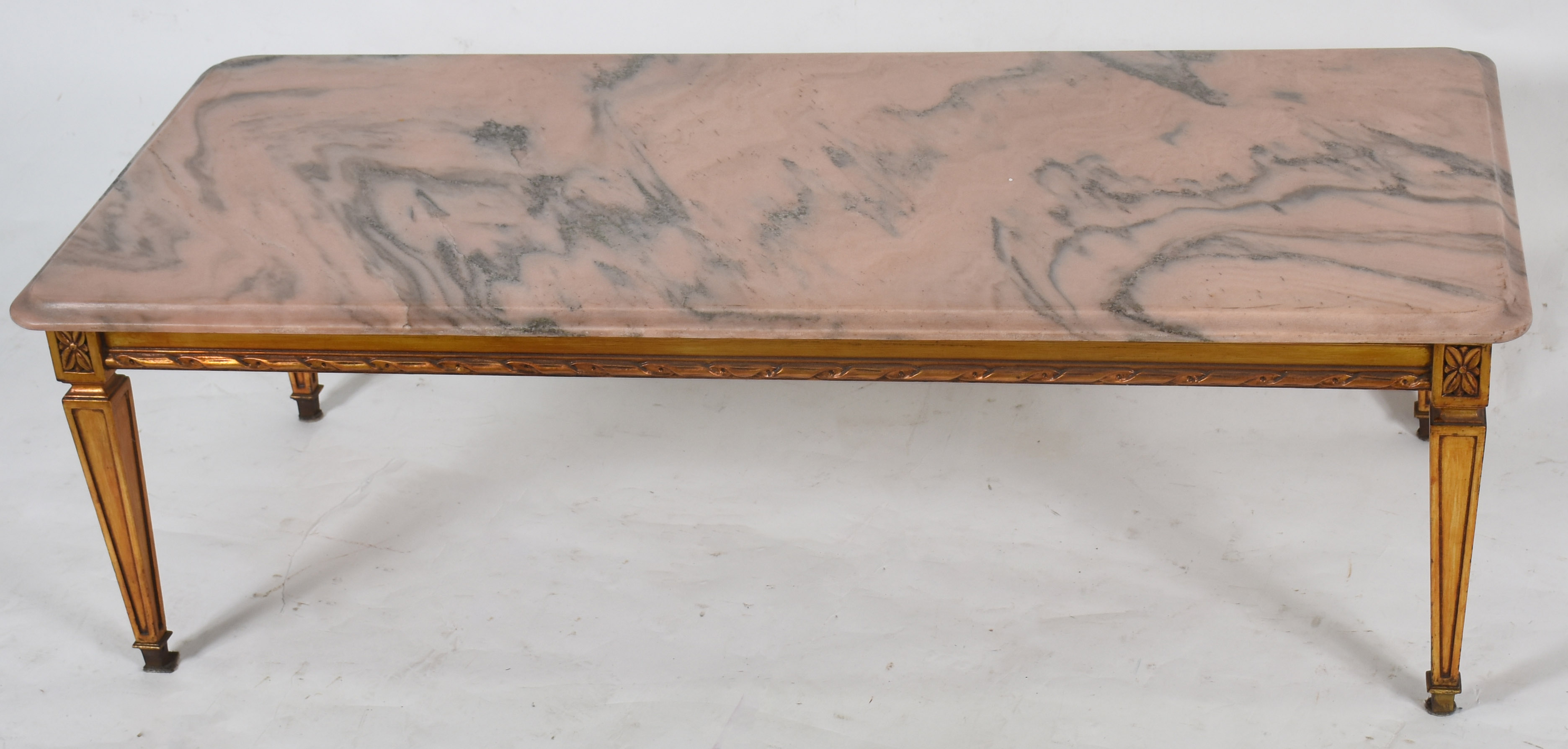 Mesa de centro de madeira dourada com tampo de mármore rosa . Medidas... - foto 1 de 3